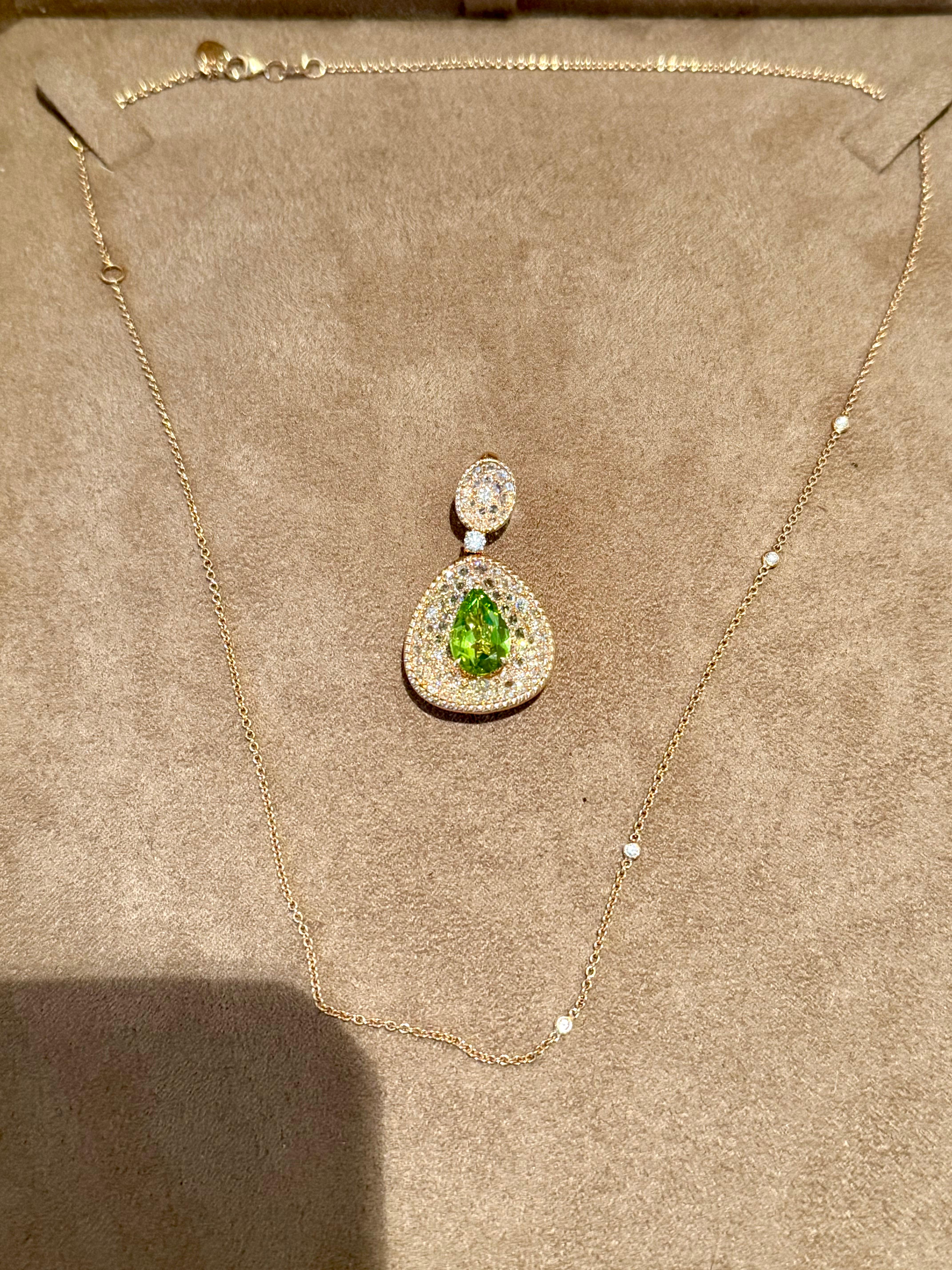18 K rose Gold Chain with Peridot Diamond Pendant In condizioni buone in vendita a Zurich, Zollstrasse