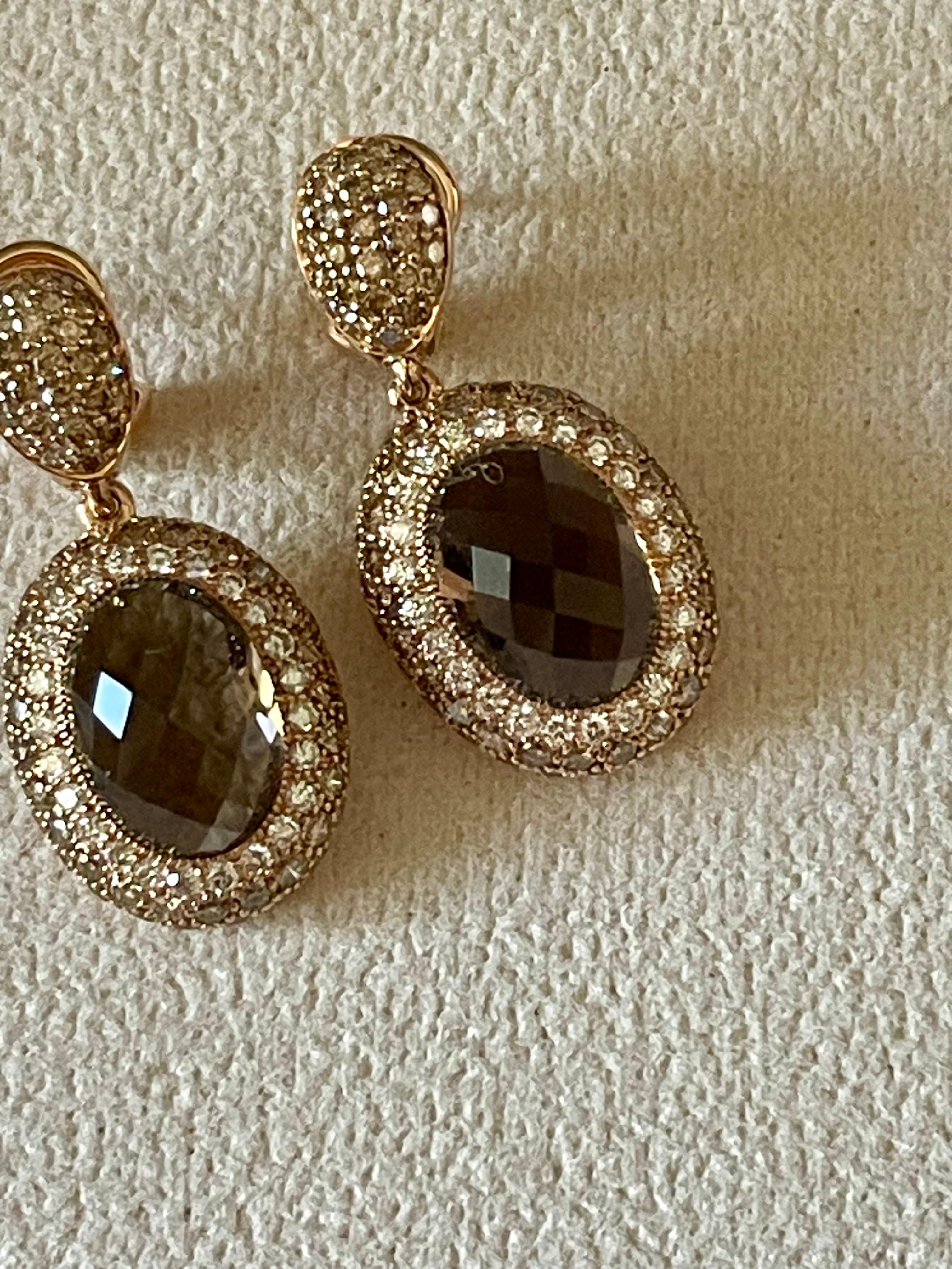 Colori brillanti e scintille mozzafiato avvolgono questo splendido paio di orecchini a goccia staccabili in oro rosa 18 K. Il pendente superiore è incastonato con 48 diamanti rotondi taglio brillante color champagne incastonati, per un peso di 0,89