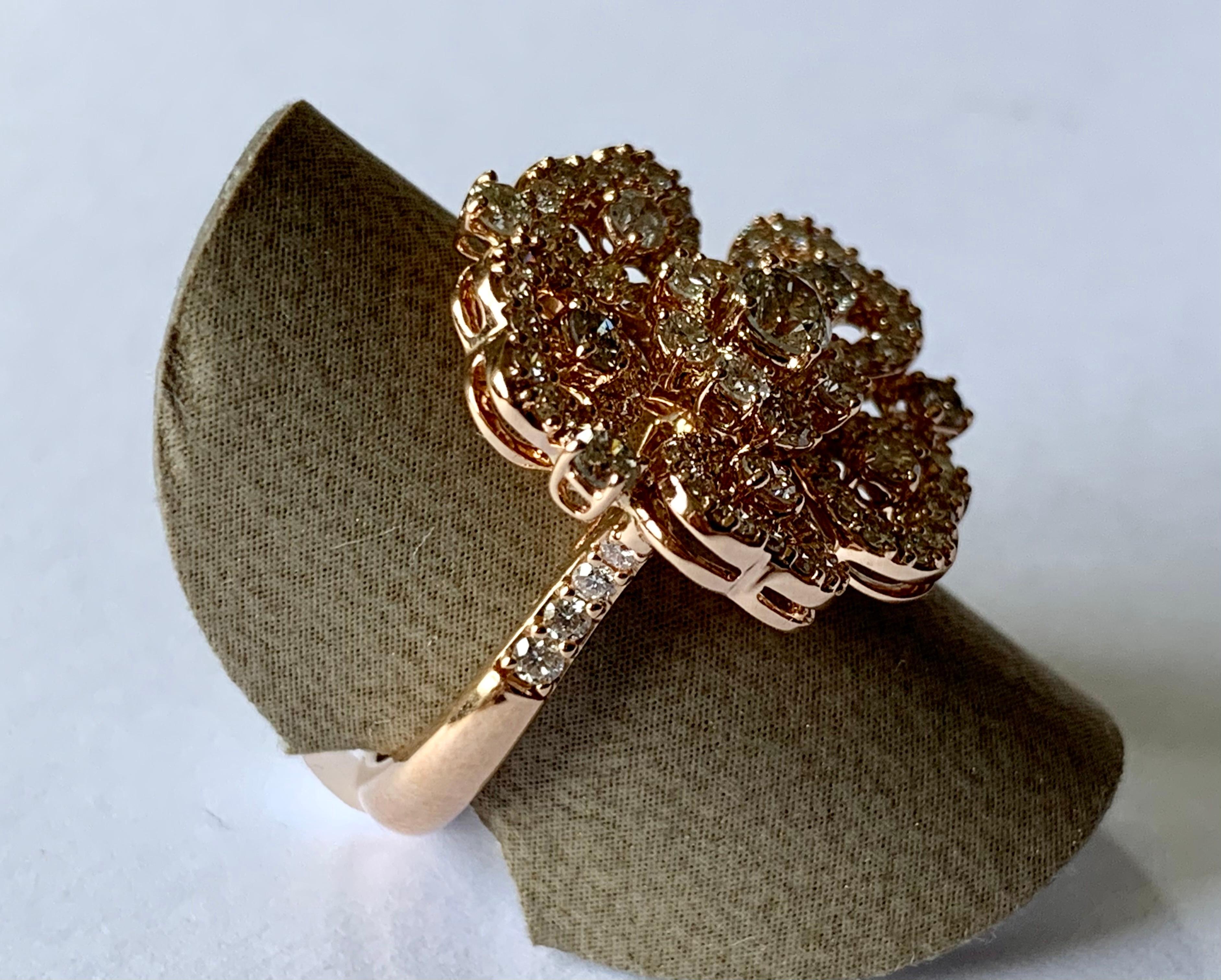 Taille brillant Bague à fleurs en or rose 18 carats avec diamants en vente