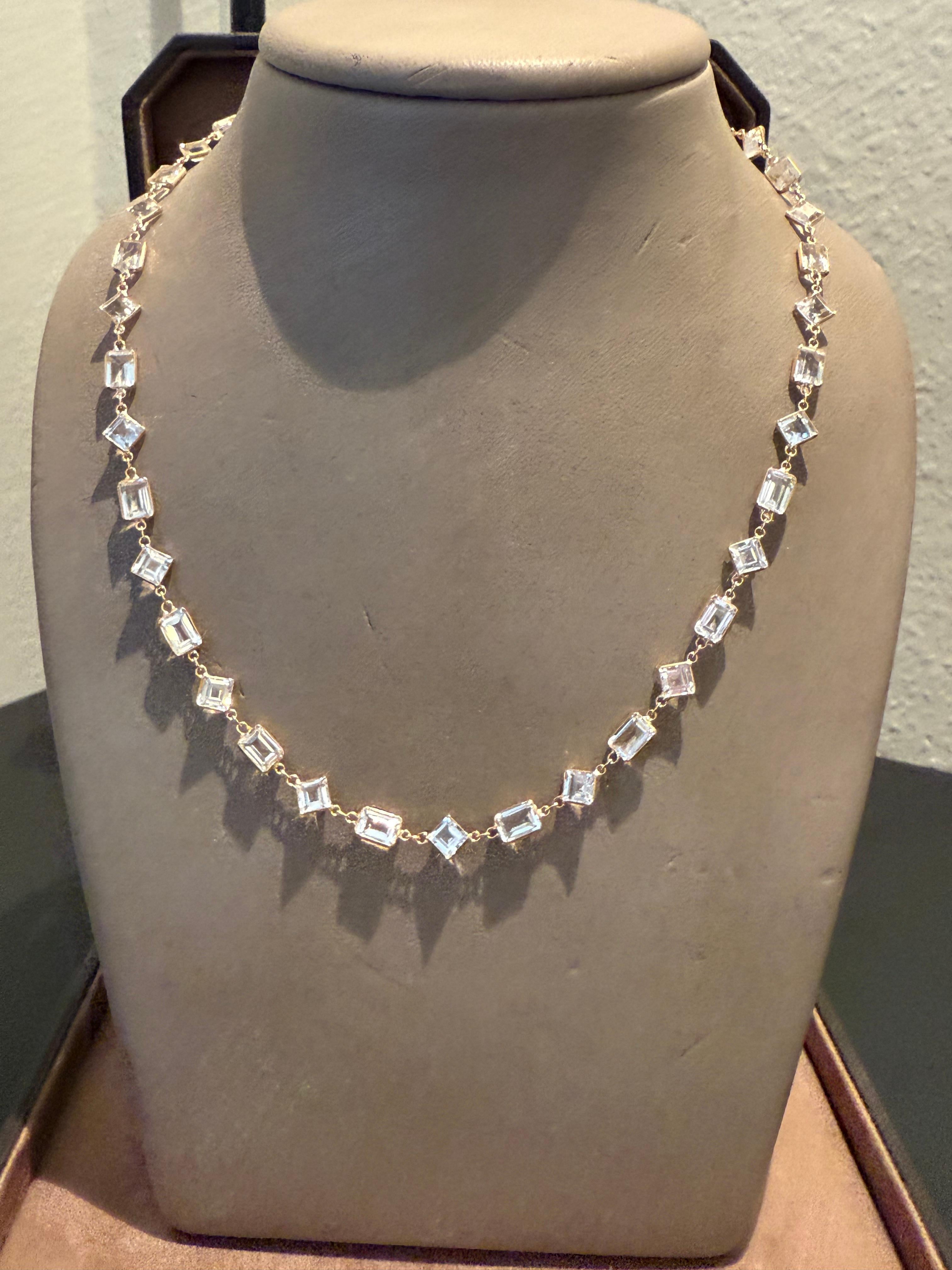 Una collana lunga/Sautoir sportiva, elegante e molto versatile, tempestata di tagli misti di Topazio bianco con una leggera sfumatura bluastra per un peso totale di 71,60 ct. 
 Lunghezza: 86 cm
Questa collana lunga unica nel suo genere è