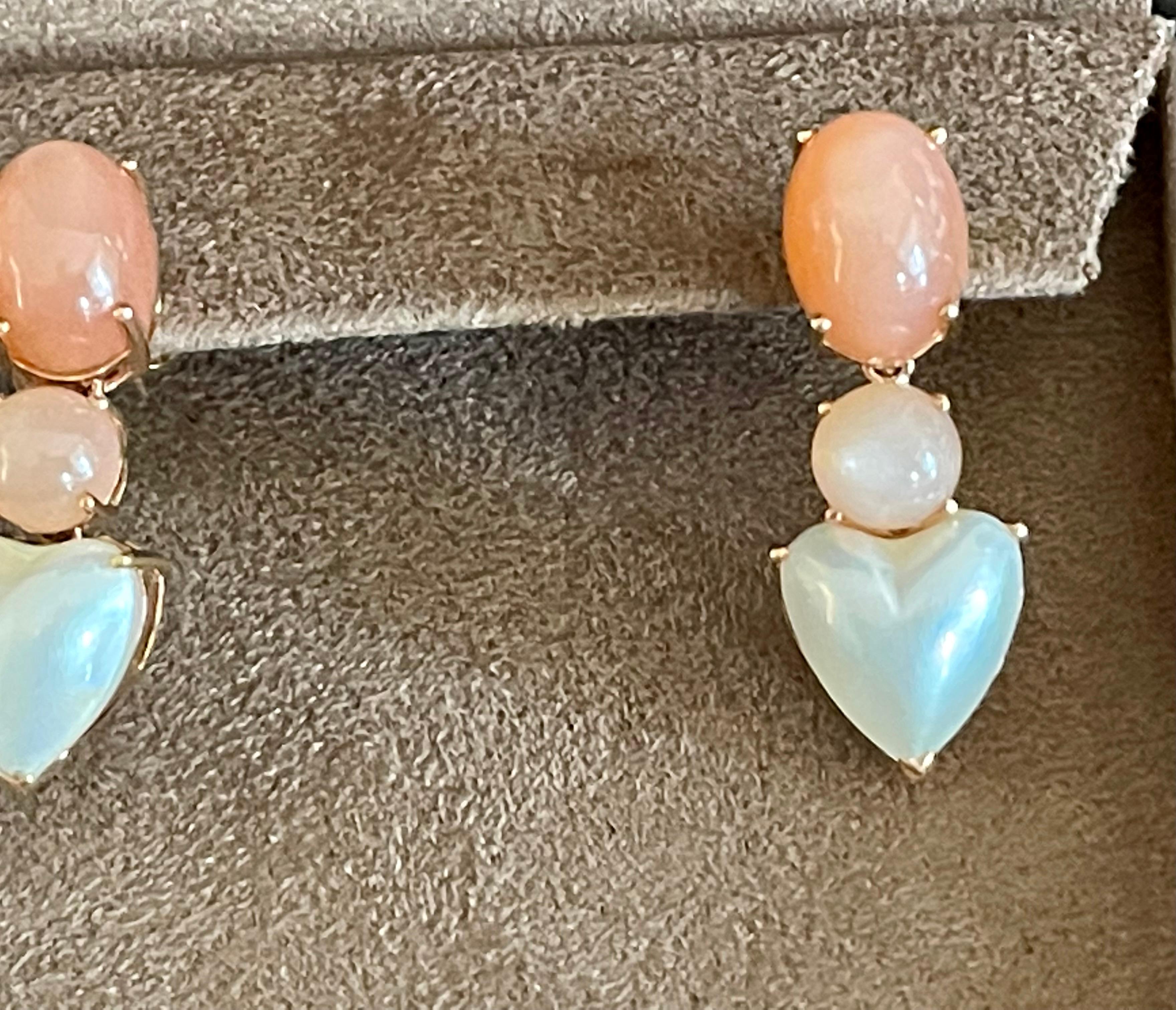 A pair of lovely 18 K rose Gold earrings featuring 2 heart shaped Mabe Pearls and 4 claw set Moonstone Cabochons weighing 19.94 ct. The moonstones display a nice adularescence and have a light orang browninsh color. Length: 3.5 cm. 
Masterfully