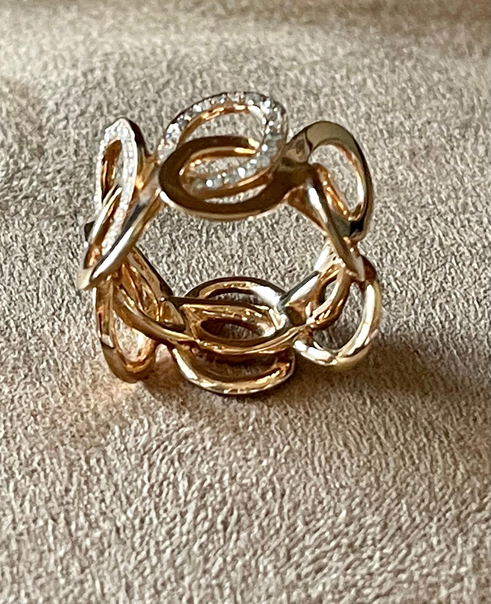 Unico anello in oro rosa 18 K con 90 diamanti taglio brillante per un peso di 0,84 carati, colore I, purezza.
L'anello attualmente misura 57/17, misura americana 8,5. Può essere ridimensionato fino a un certo punto.
L'anello misura 1,60 cm di