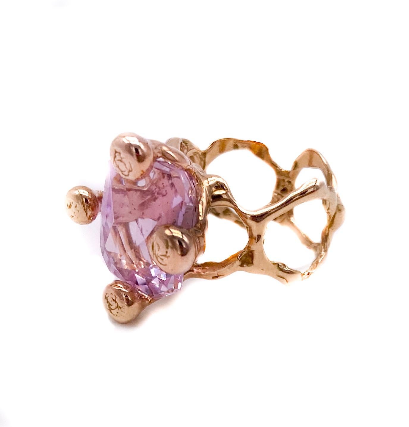 Contemporary 18 Karat Rose Gold Ring with Kunzite For Sale