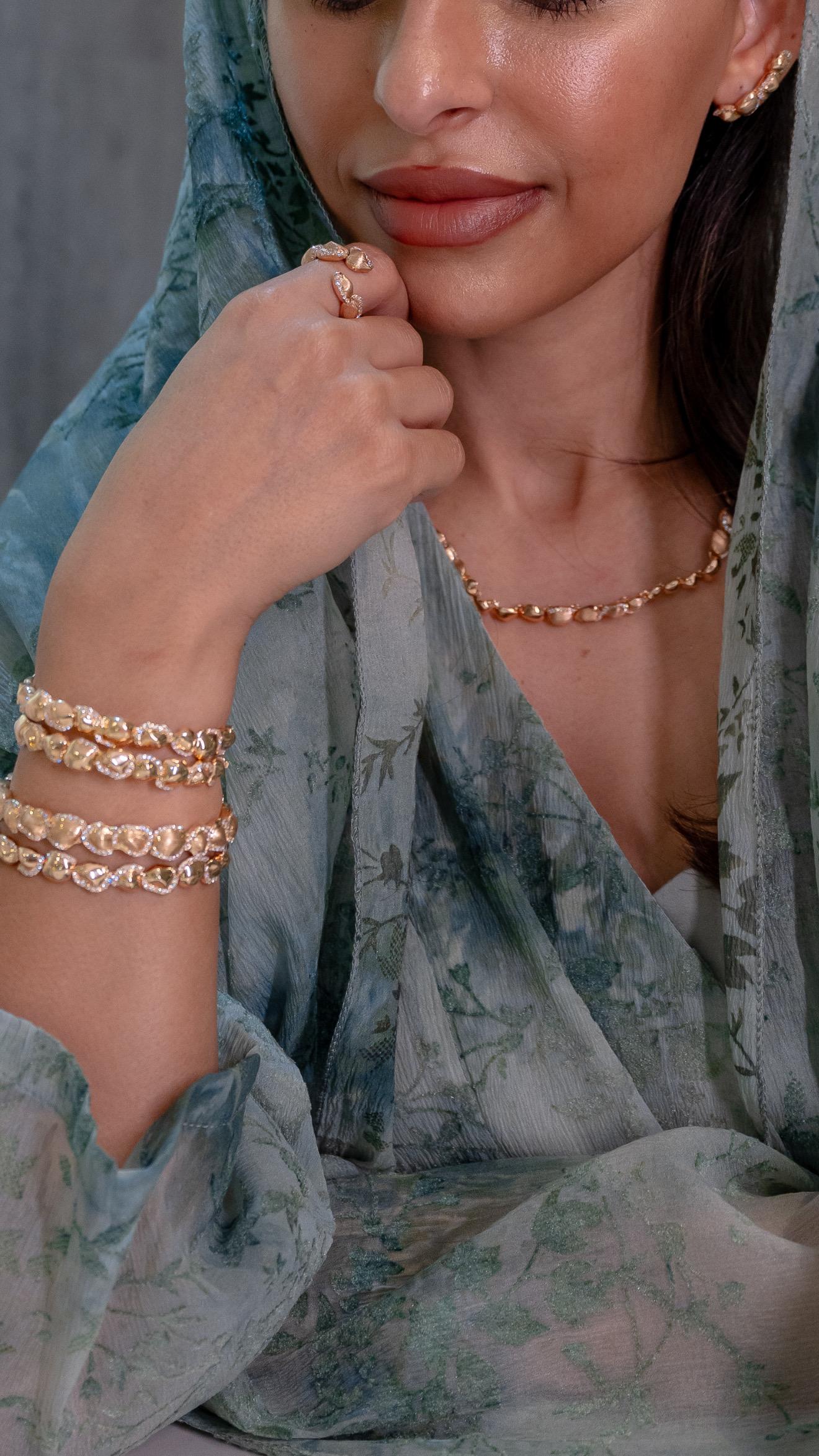 Taglio a rosa 18 K Rose Gold  Sarab Shinny bangle with Diamonds in vendita