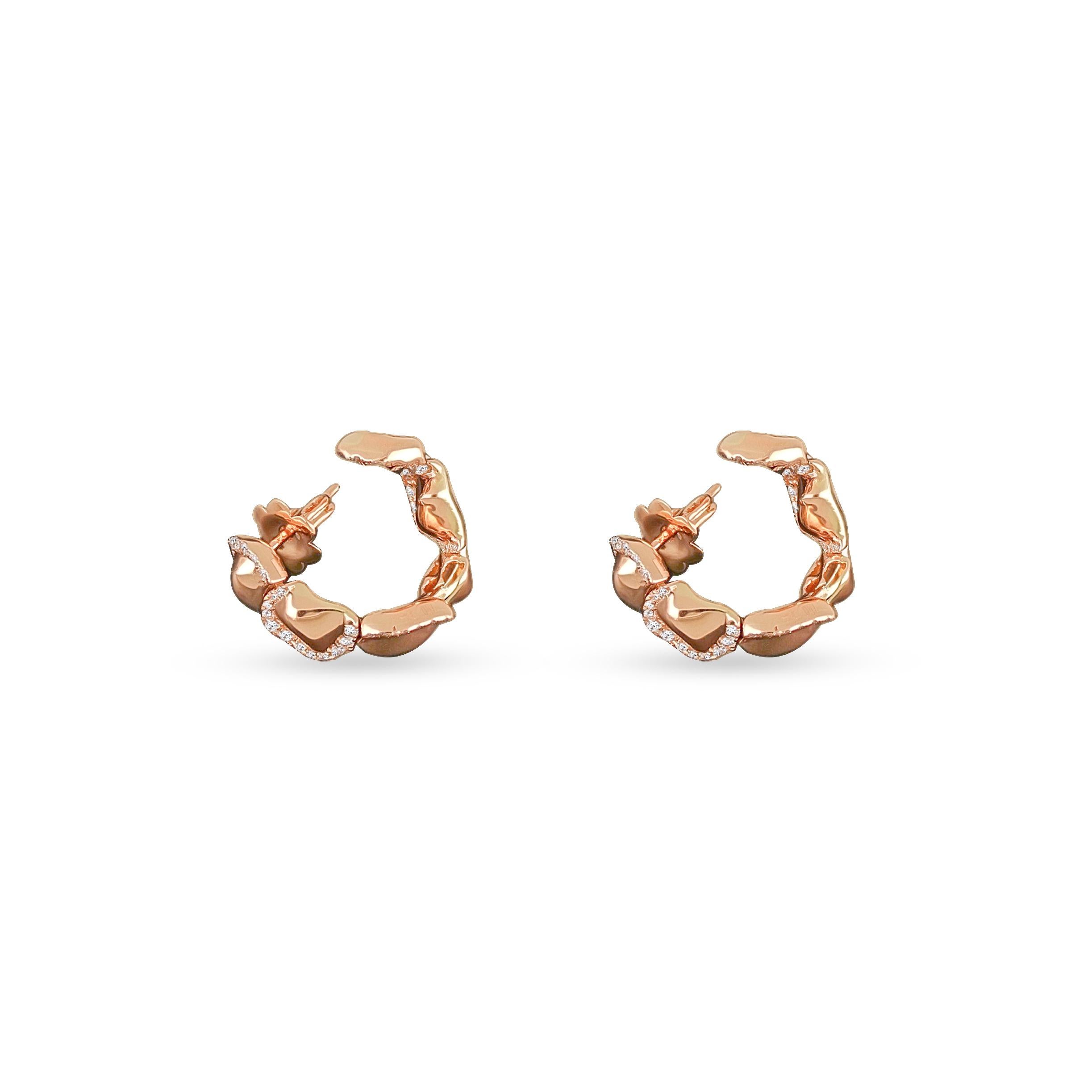 Eleva tu elegancia con los pendientes Sarab Brillante, una refinada creación elaborada en oro rosa de 18 quilates. Con una silueta fluida y escultural inspirada en la ilusión de un espejismo del desierto (