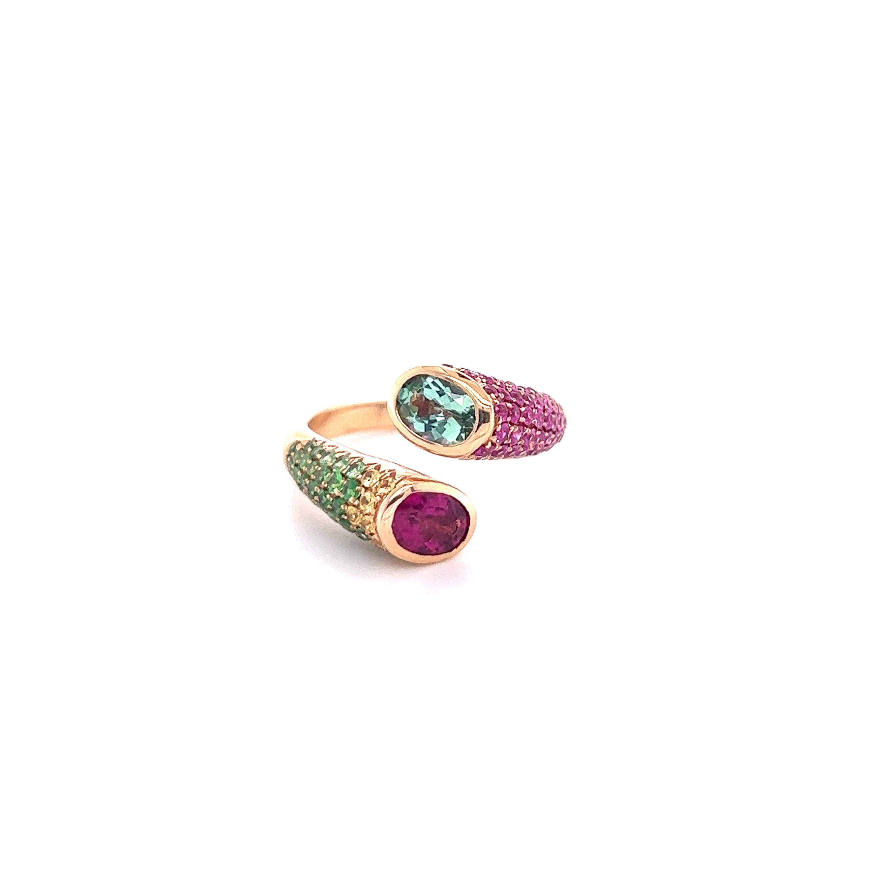 Bague en or rose 18 K Tourmaline Grenat vert

37 Grenats verts 0,35 CT
48 Saphirs roses 0.51 CT
2 Tourmalines 1.35 CT
10 Saphirs jaunes 0.13 CT
Or rose 18 K 4.70 GM

Les grenats verts sont rayonnants avec leurs connotations de chance, d'optimisme et