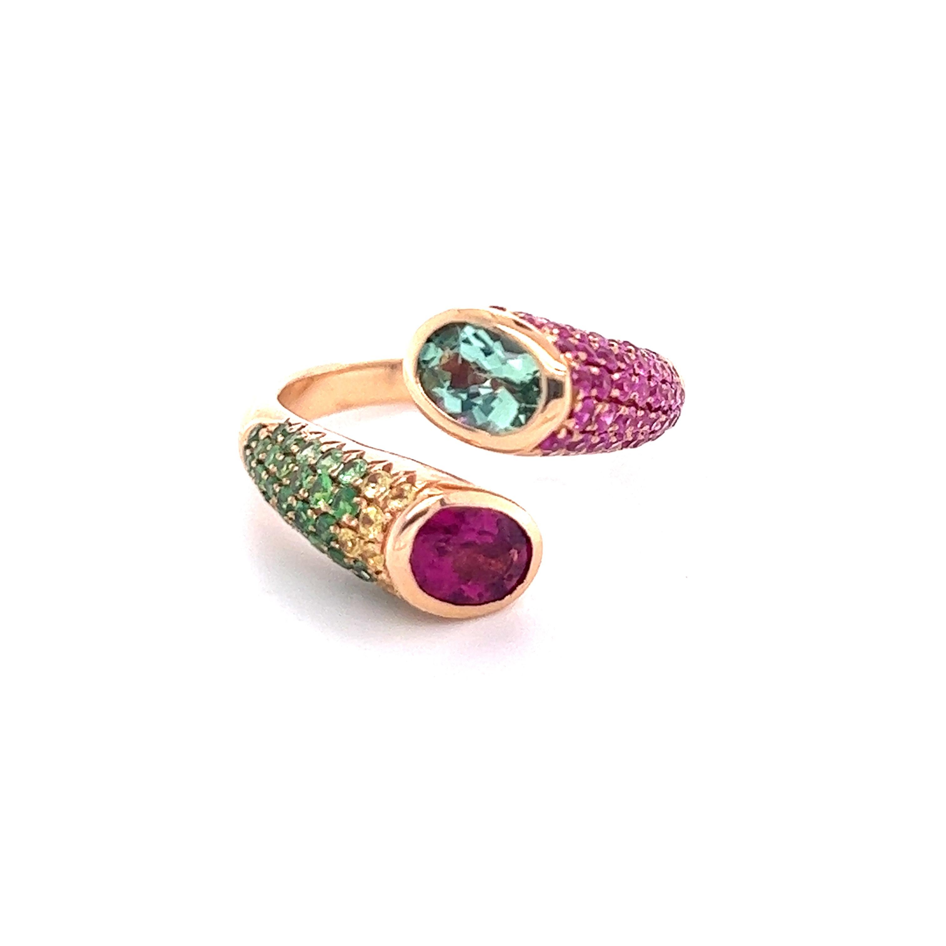 Moderne Bague en or rose 18 carats avec tourmaline verte et grenat en vente