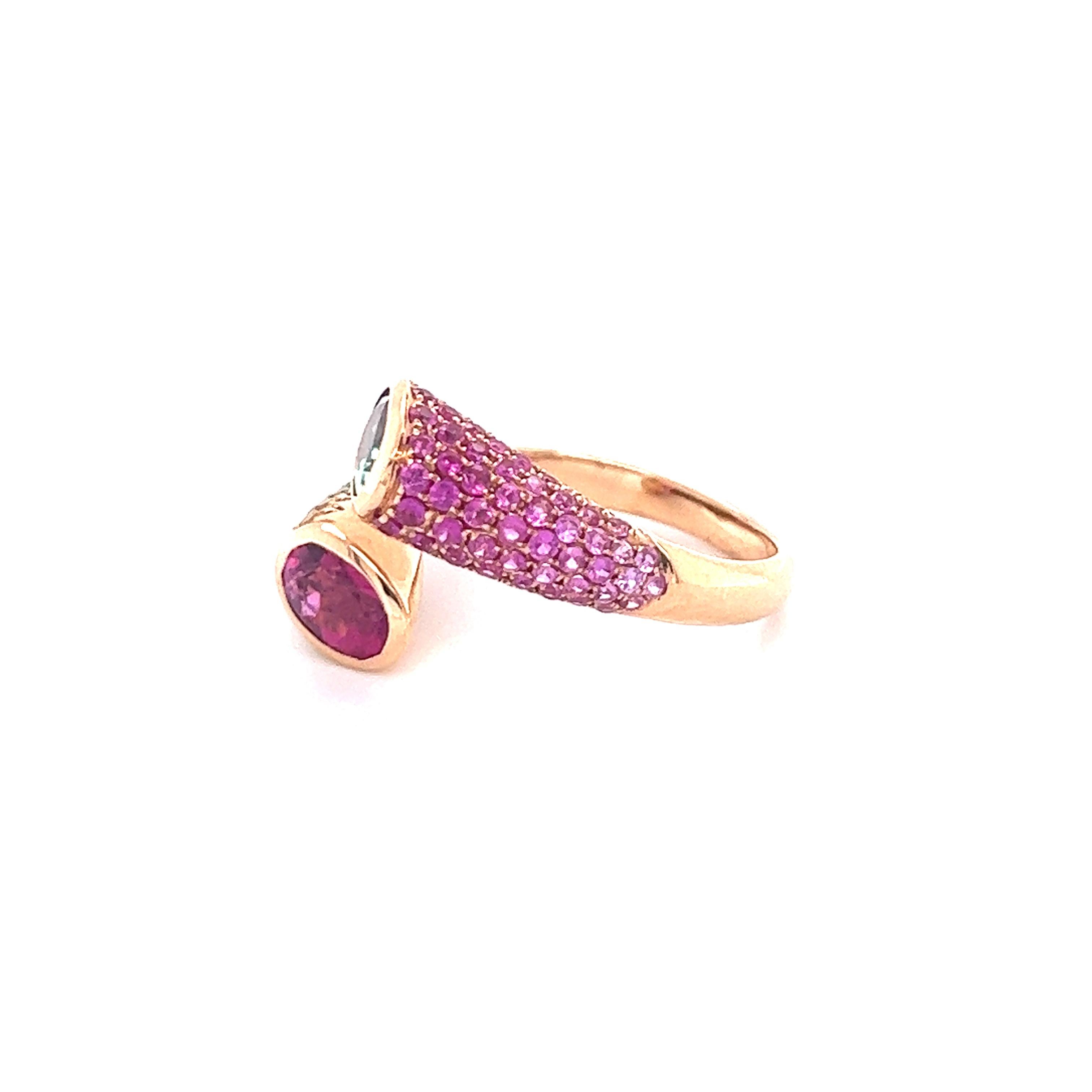 Taille ronde Bague en or rose 18 carats avec tourmaline verte et grenat en vente