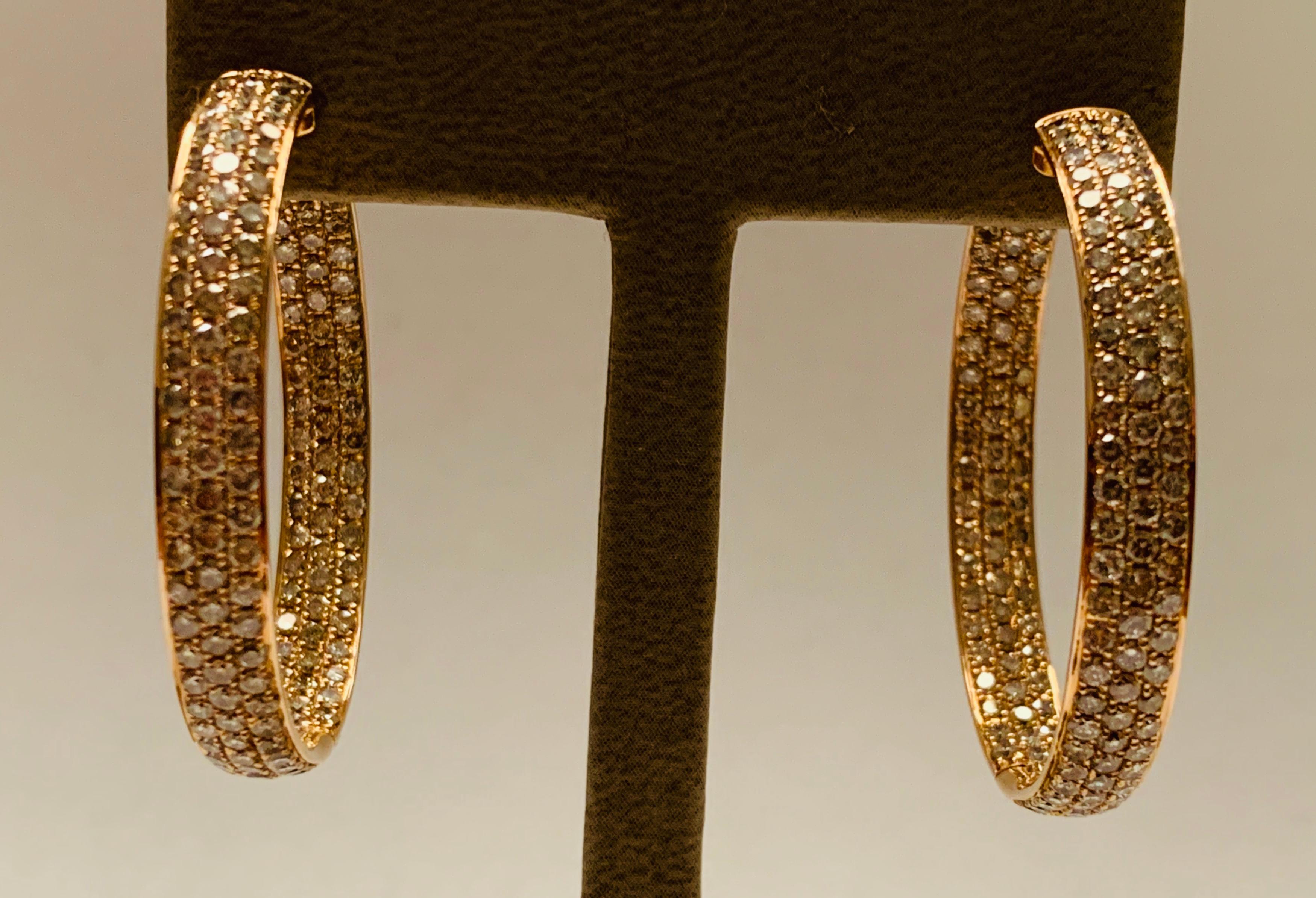 Timeless diamonds hoop earrings. One pair of ladies rosegold 18 K, inside and outside, hinged diamond hoop earrings. 3 row pavé set with 276 round brilliant cut natural champagne colored diamonds with a total weight of 5.09 ct. 