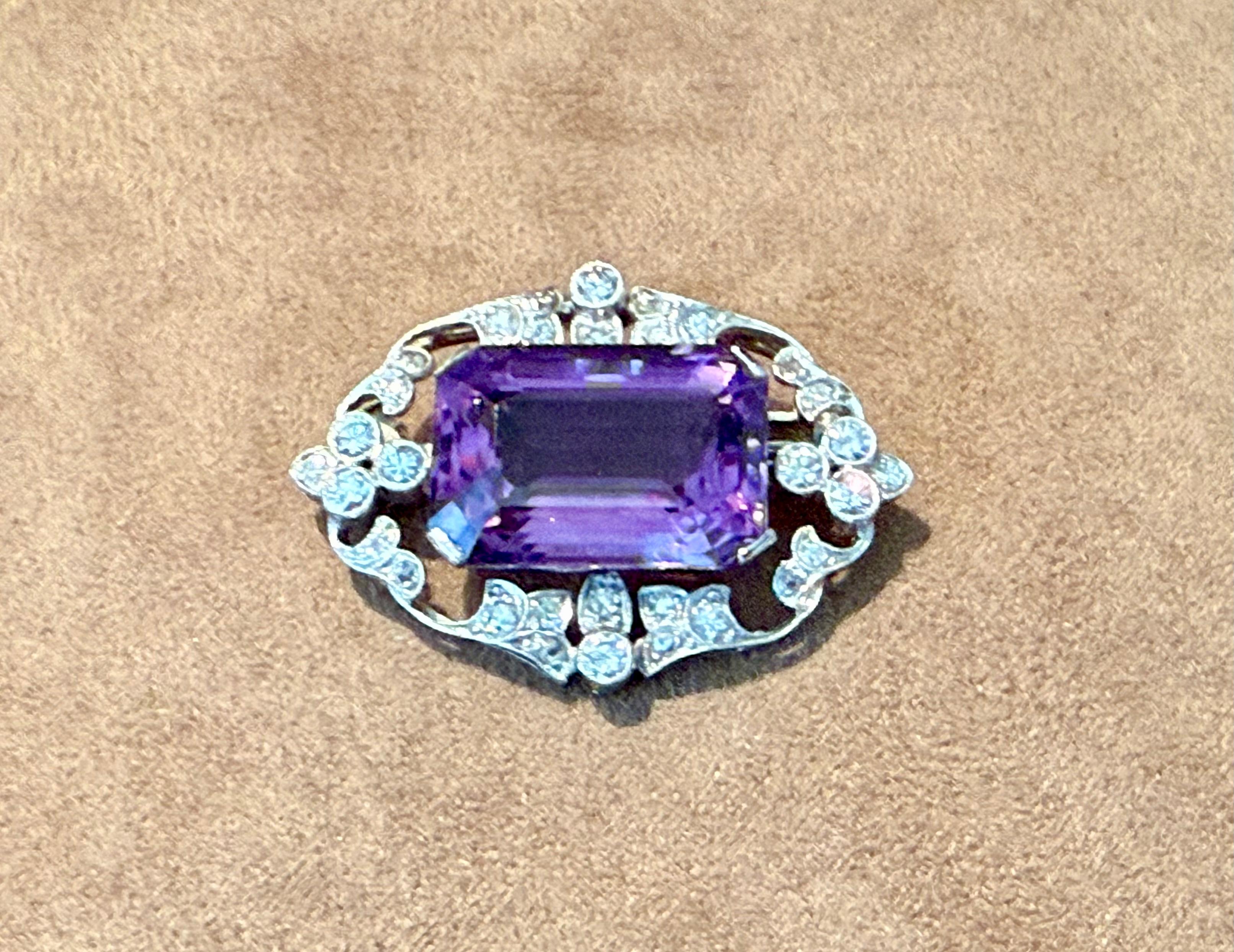 Bonito broche calado de Oro blanco de 18 K engastado con una Amatista octogonal de un peso aproximado de 14 ct. Rodeado de 30 Diamantes talla brillante con un peso aproximado de 1,10 ct, Wesselton, vs. Fabricado en Estocolmo en 1949. 
Dimensiones: