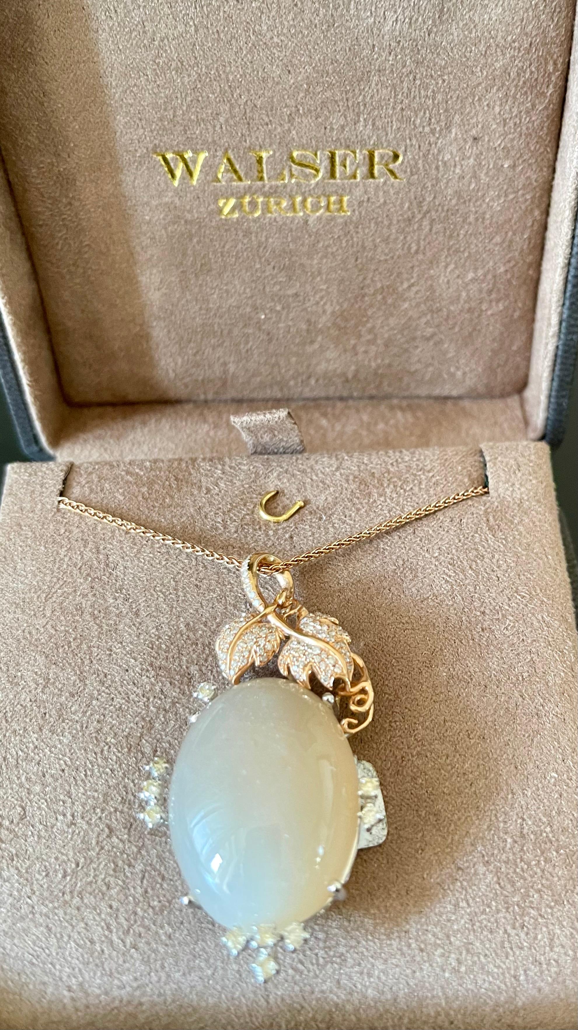 Chaîne en or blanc et rose 18 carats avec pendentif en pierre de lune et diamants en vente 2