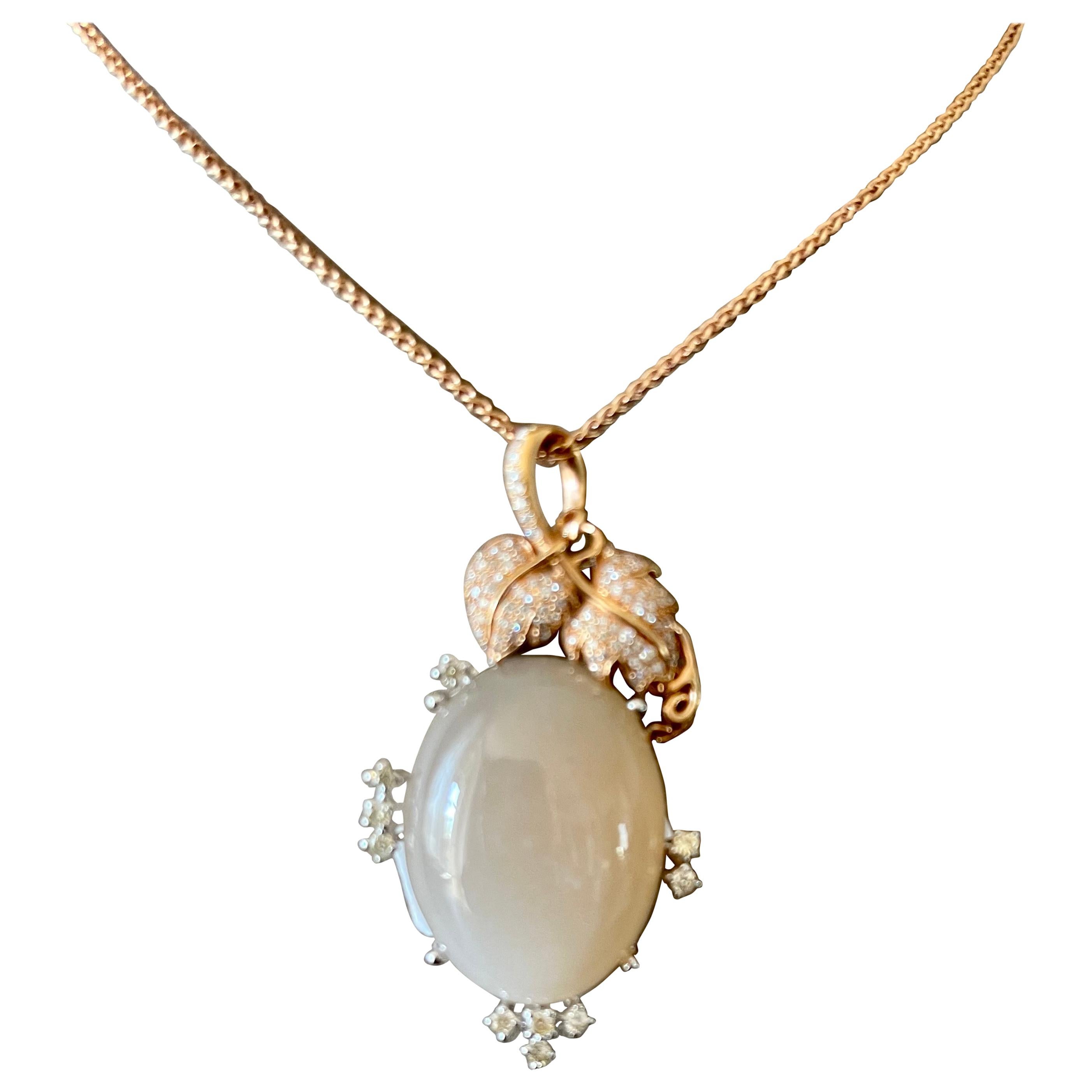 Chaîne en or blanc et rose 18 carats avec pendentif en pierre de lune et diamants en vente