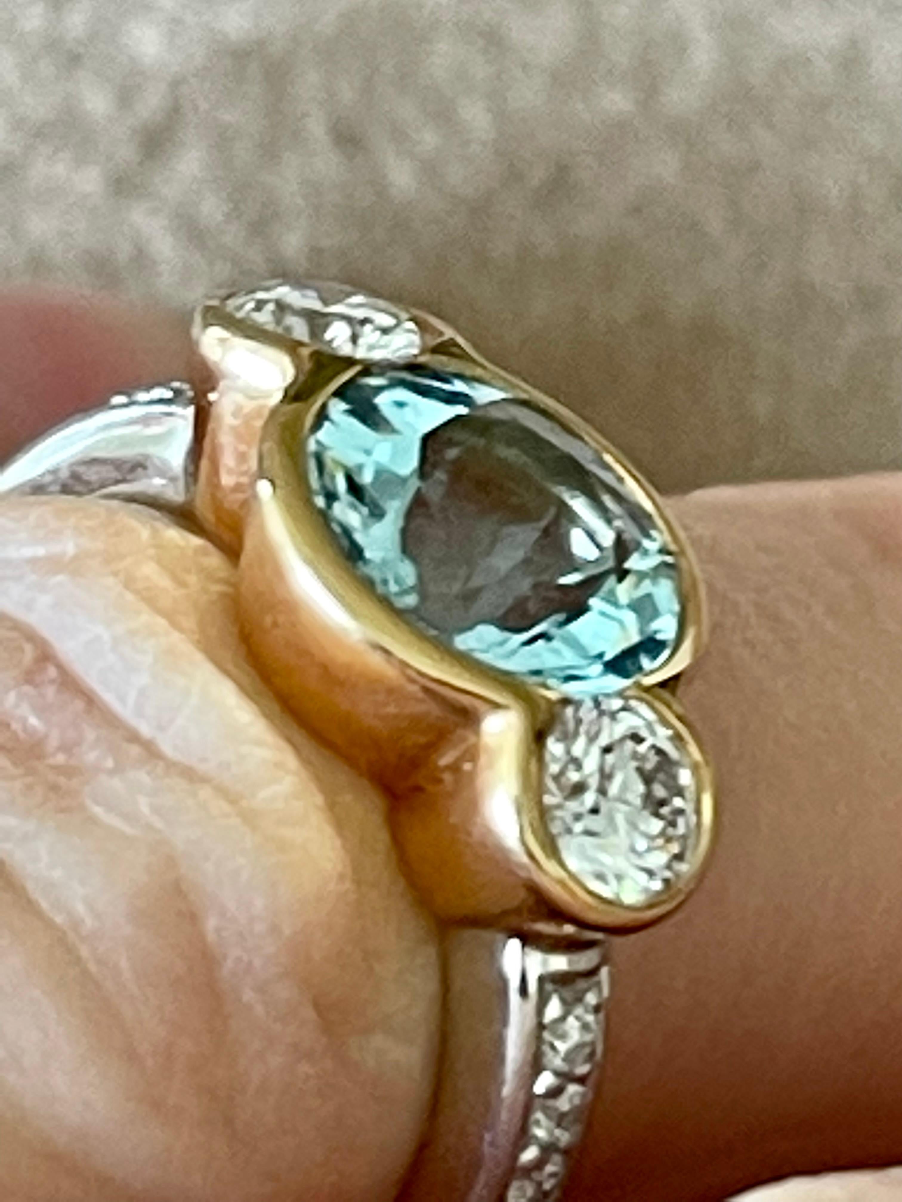 A timeless 18 K white Gold and rose Gold three Stone Ring featuring a bezel set Aquamarine wewighing approximately 2.50 ct. The centre stone is flanked by 2 bezel set brilliant cut Diamonds weighing 0.84 ct, G color, vs clarity.
The ring size is