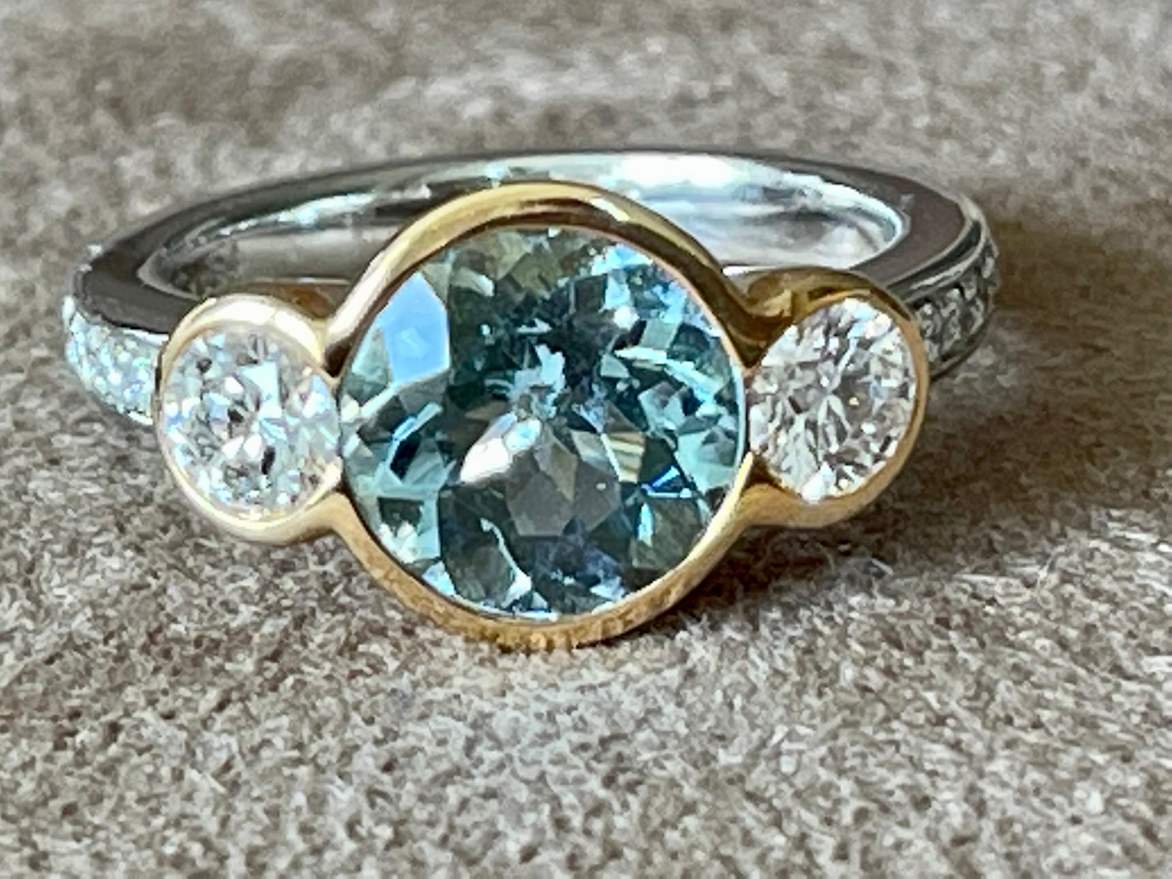Brilliant Cut 18 K White and Rose Gold Three Stone Ring Aquamarine Diamonds Gübelin Lucerne For Sale