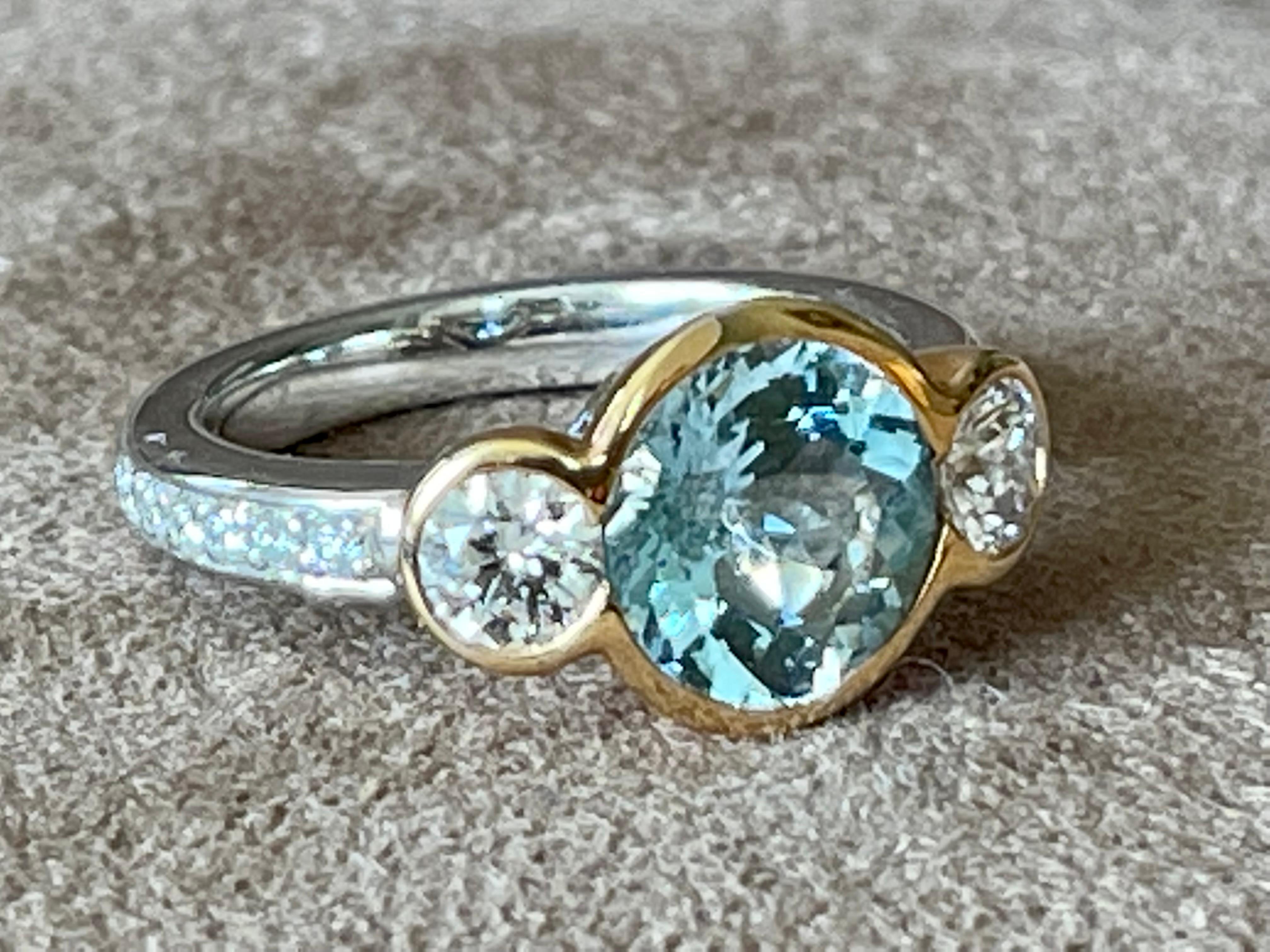 18 K White and Rose Gold Three Stone Ring Aquamarine Diamonds Gübelin Lucerne In Excellent Condition For Sale In Zurich, Zollstrasse