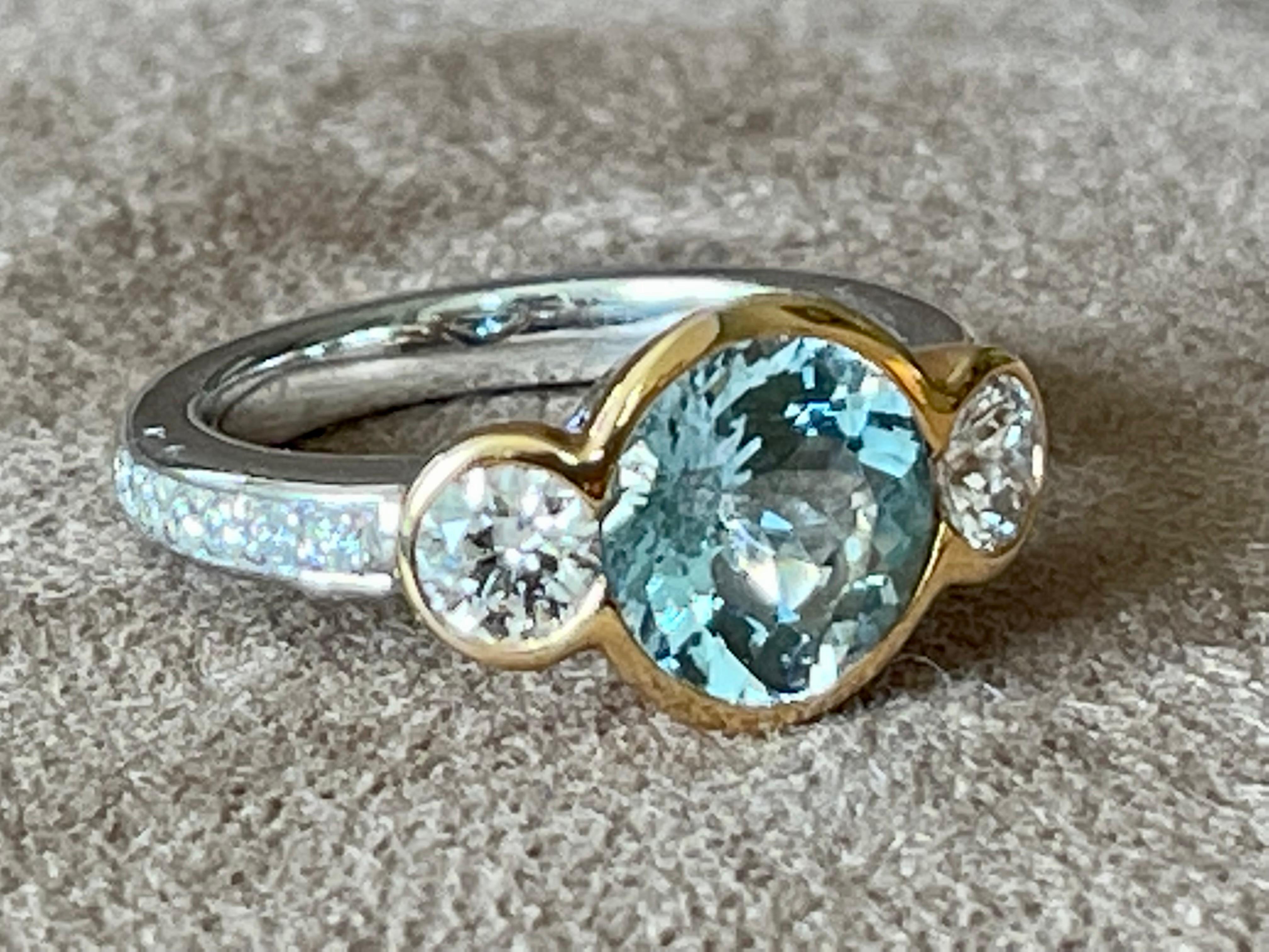 Women's or Men's 18 K White and Rose Gold Three Stone Ring Aquamarine Diamonds Gübelin Lucerne For Sale