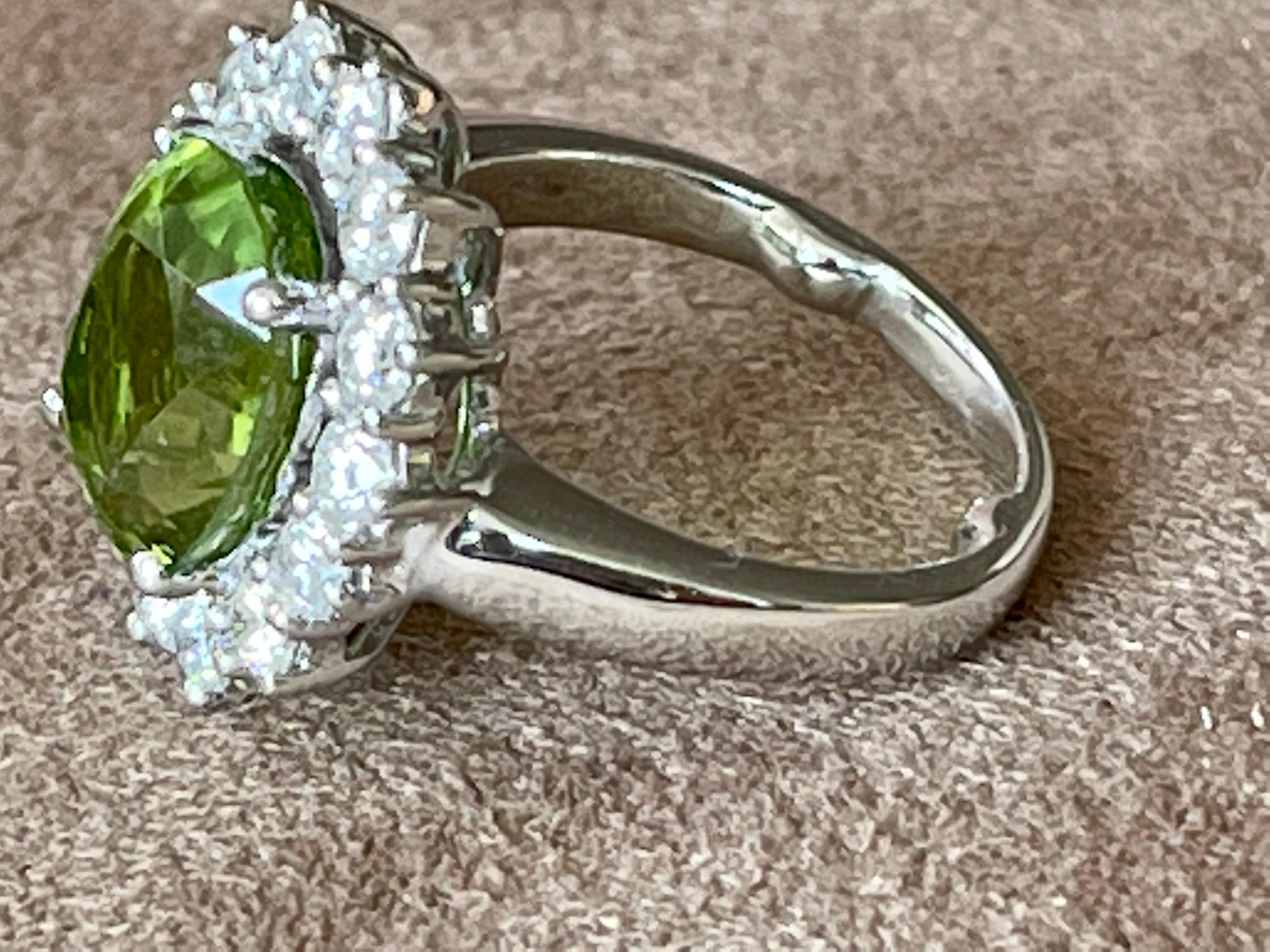 18 K white God Entourage Ring Peridot and Diamonds In Excellent Condition For Sale In Zurich, Zollstrasse