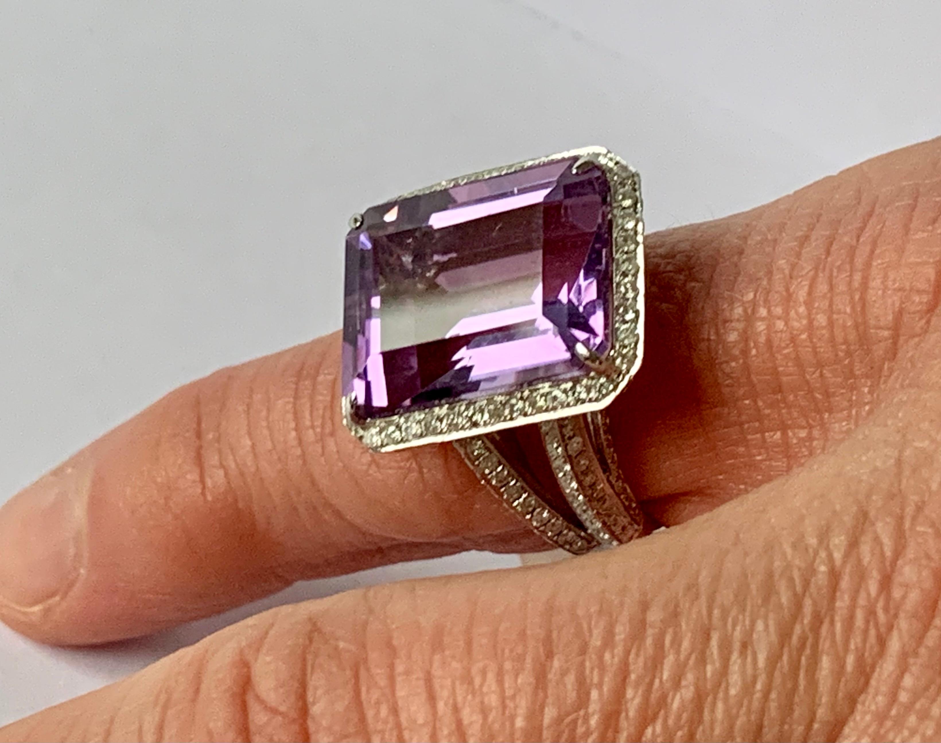 Atractivo Anillo de Cóctel de Oro blanco de 18 K con una preciosa Amatista de 15,45 ct y 204 Diamantes talla brillante de 1,48 ct.
El anillo es actualmente de la talla 54/14, pero se puede cambiar de talla hasta cierto punto.
¡Pieza magistralmente