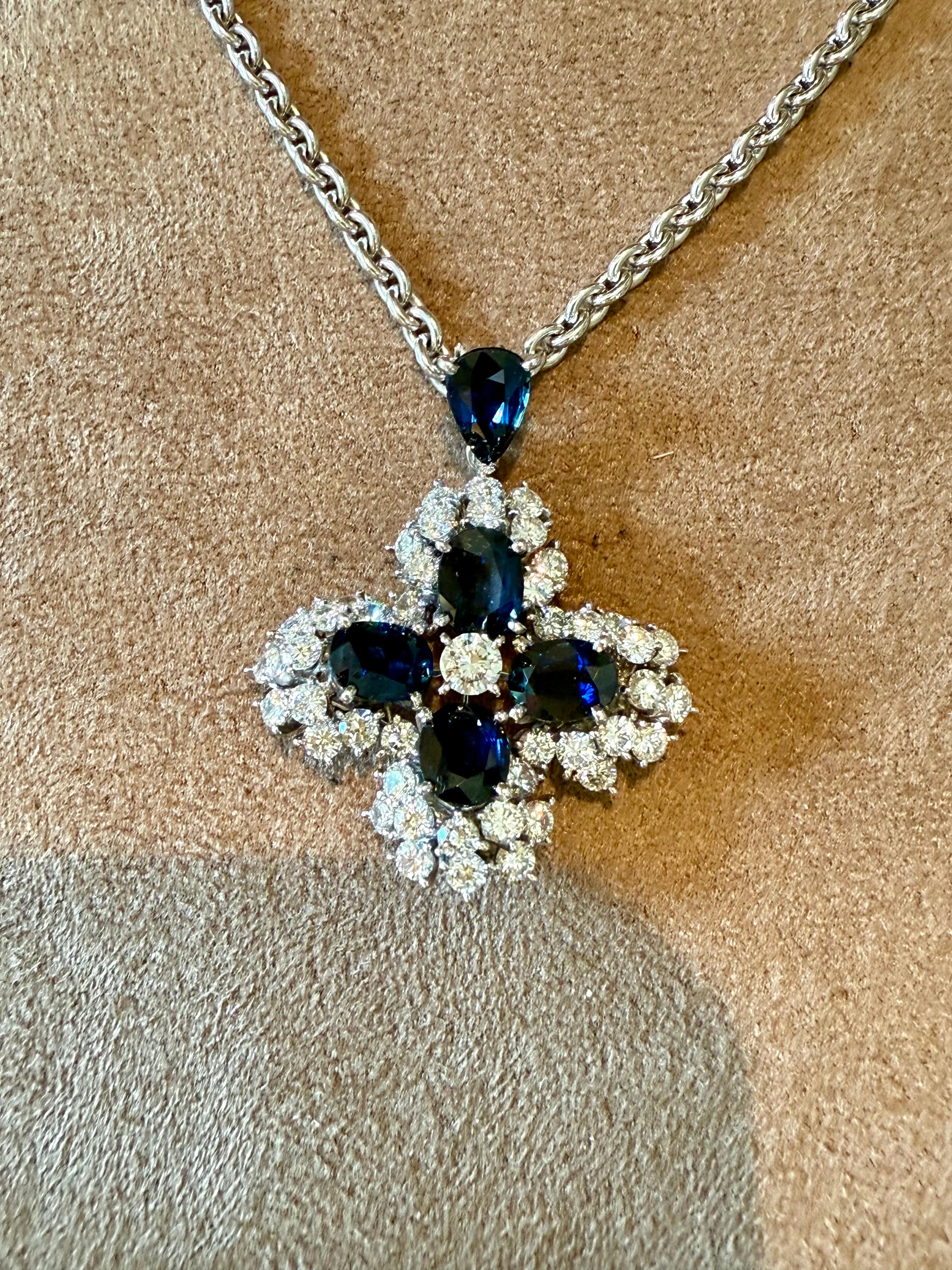 Clásico y elegante collar de oro blanco de 18 quilates con un colgante engastado con 5 zafiros naturales azul oscuro de un peso aproximado de 4,98 quilates y 44 diamantes redondos talla brillante de un peso aproximado de 2,55 quilates, color G,