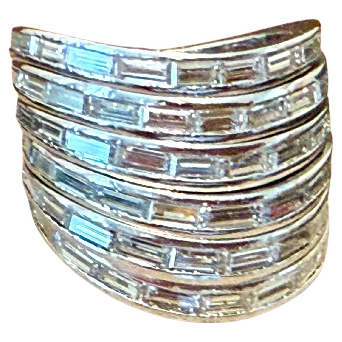Claridad, minimalismo y una sencilla elegancia cautivan con este Anillo. El Anillo consta de seis Anillos individuales que se mantienen unidos en la parte inferior mediante un clip. Un diseño muy típico de Binder, que utilizaba con frecuencia. El