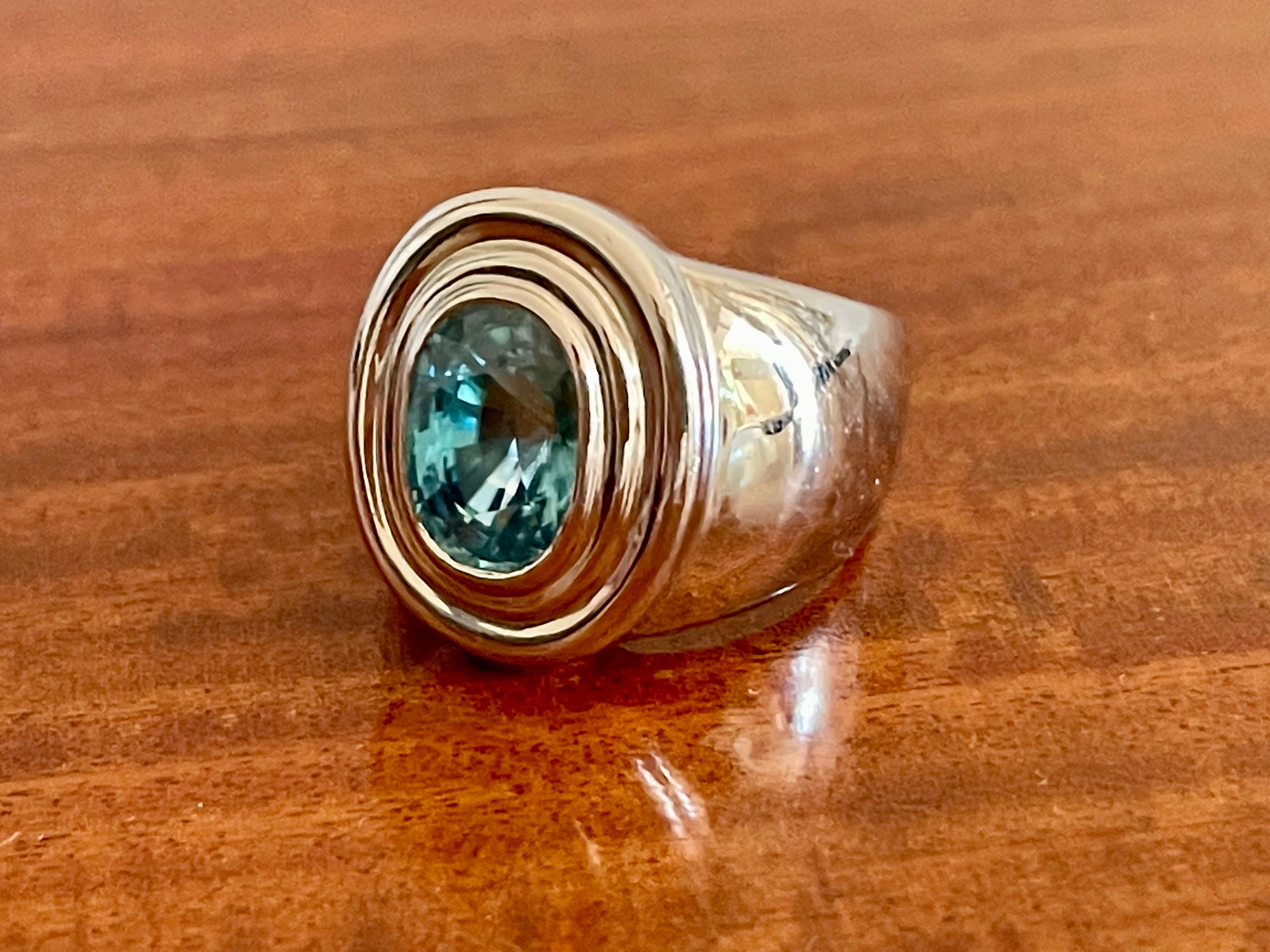 18 K White Gold Band Ring Blue Zircon In New Condition For Sale In Zurich, Zollstrasse