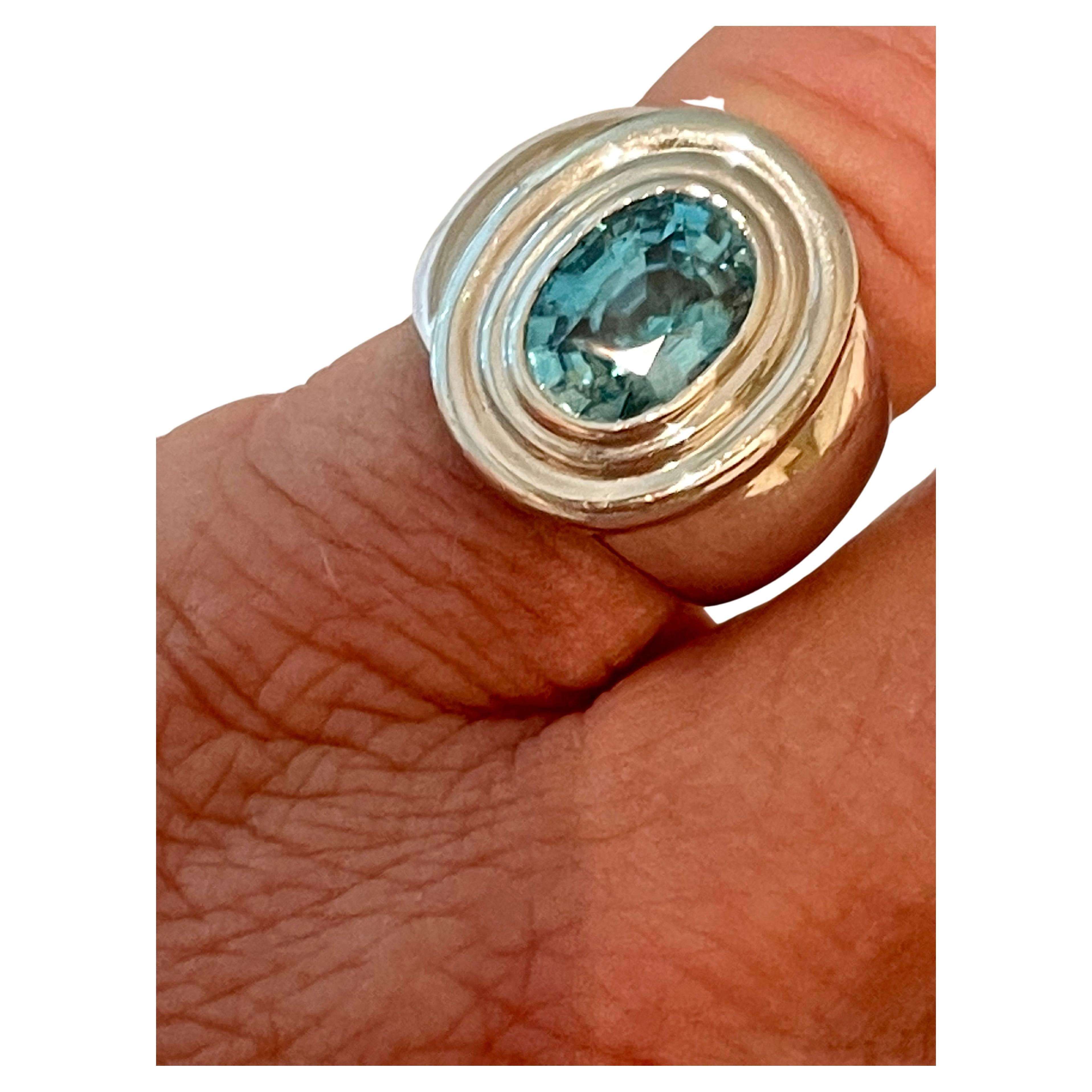 Bague à anneau en or blanc 18 carats et zircon bleu