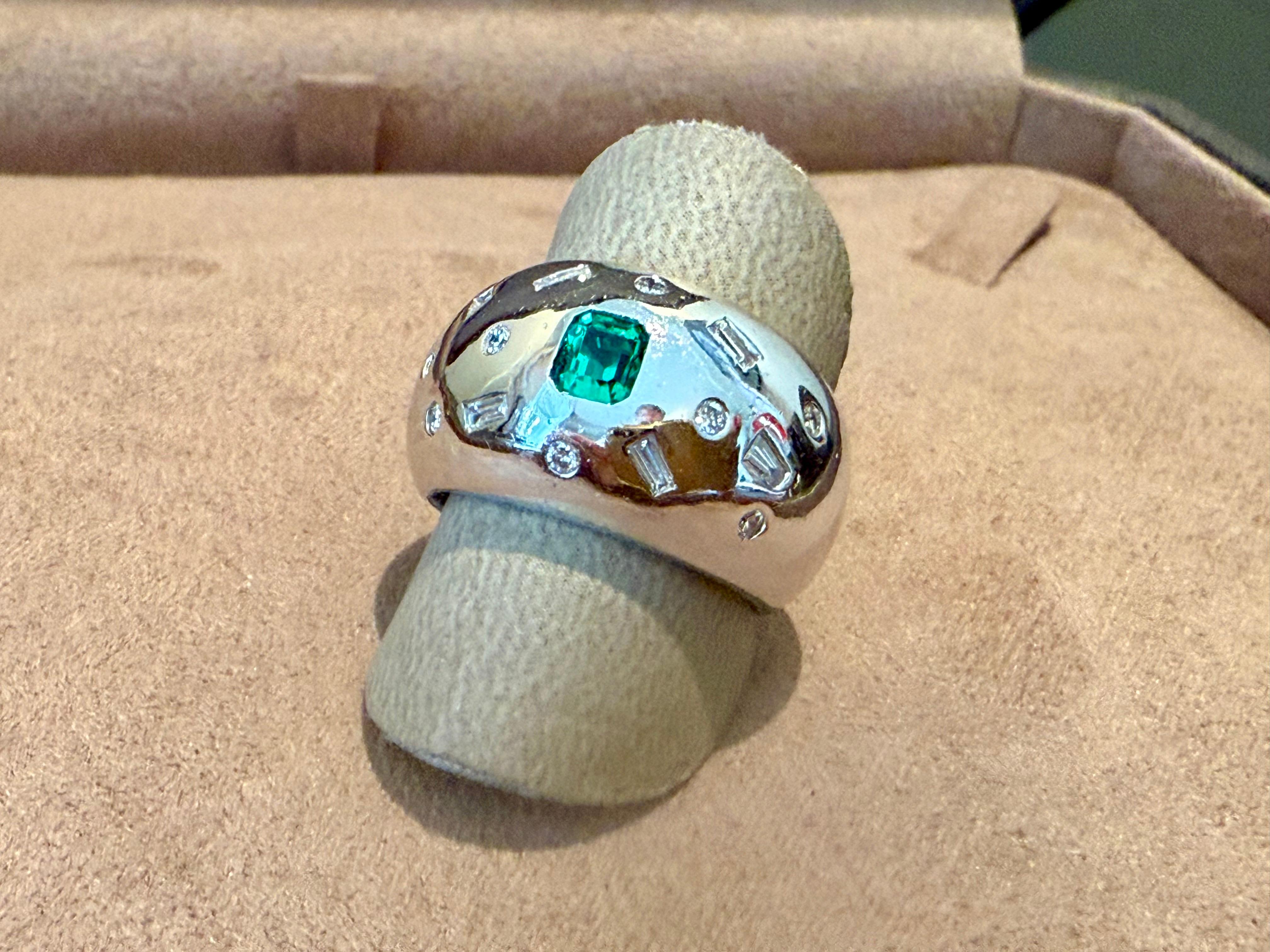 Contemporaneo Anello a fascia in oro bianco 18 K. Diamante smeraldo in vendita