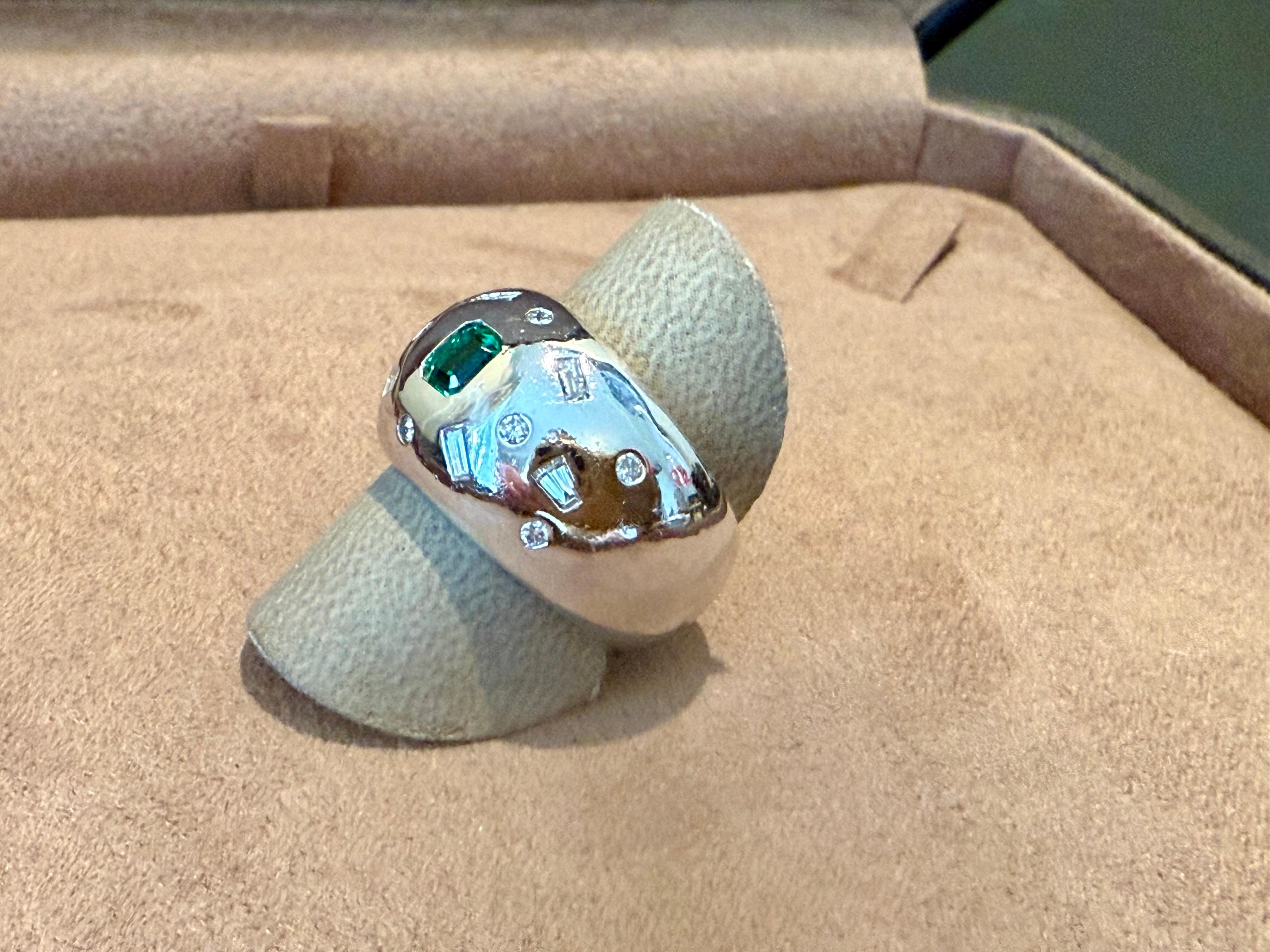 Taglio smeraldo Anello a fascia in oro bianco 18 K. Diamante smeraldo in vendita