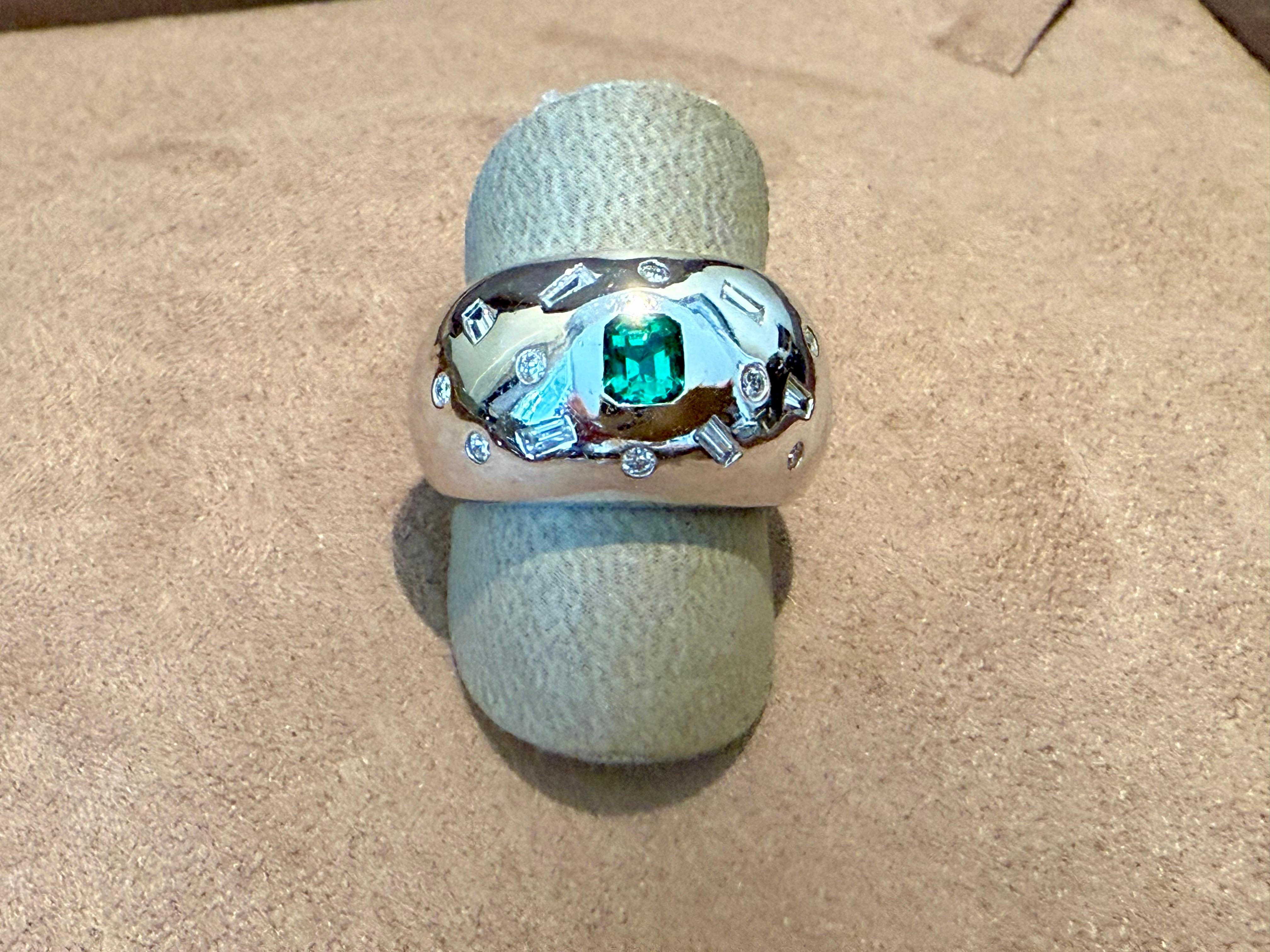 Anello a fascia in oro bianco 18 K. Diamante smeraldo In condizioni buone in vendita a Zurich, Zollstrasse