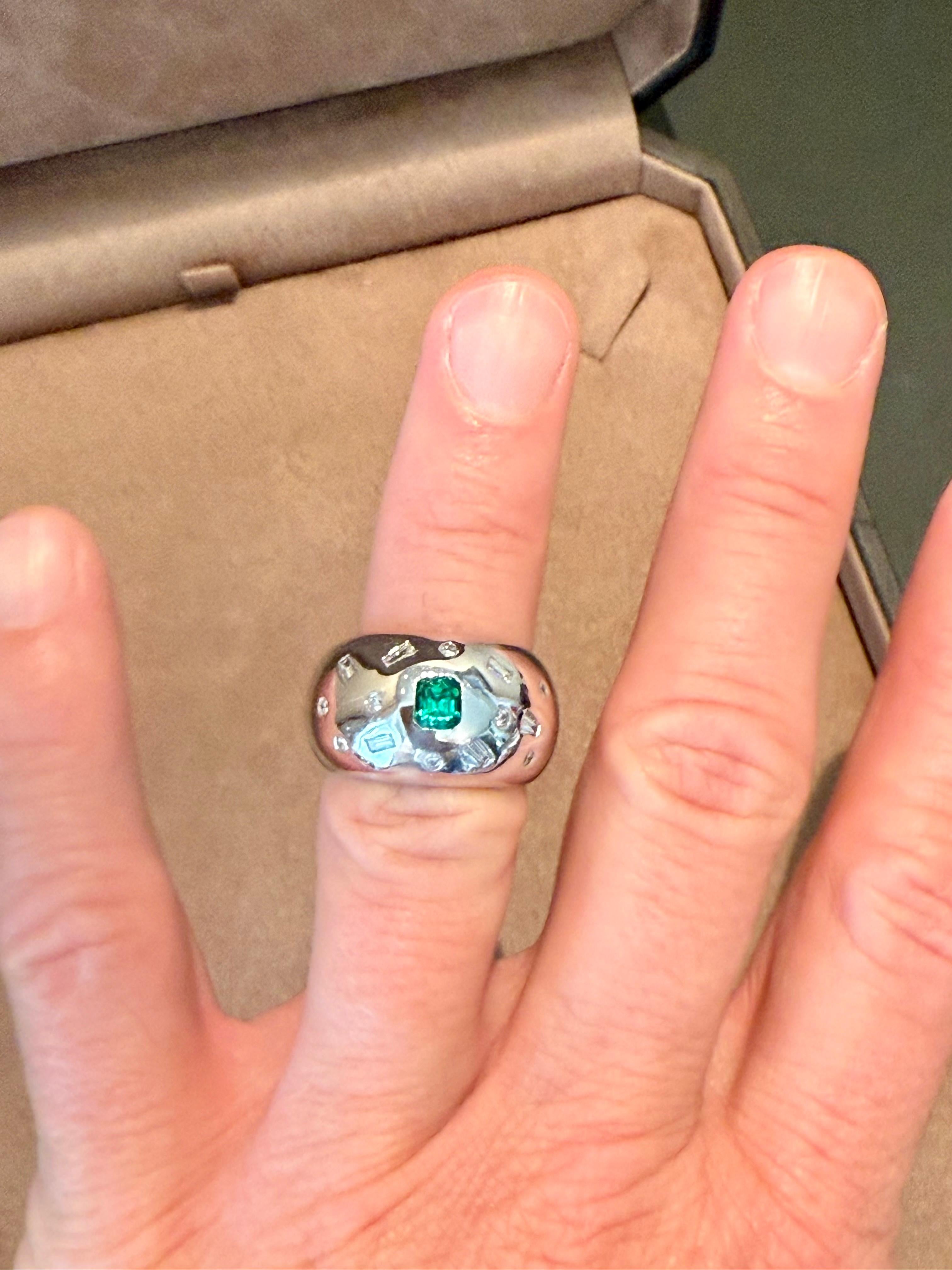 Anello a fascia in oro bianco 18 K. Diamante smeraldo in vendita 1