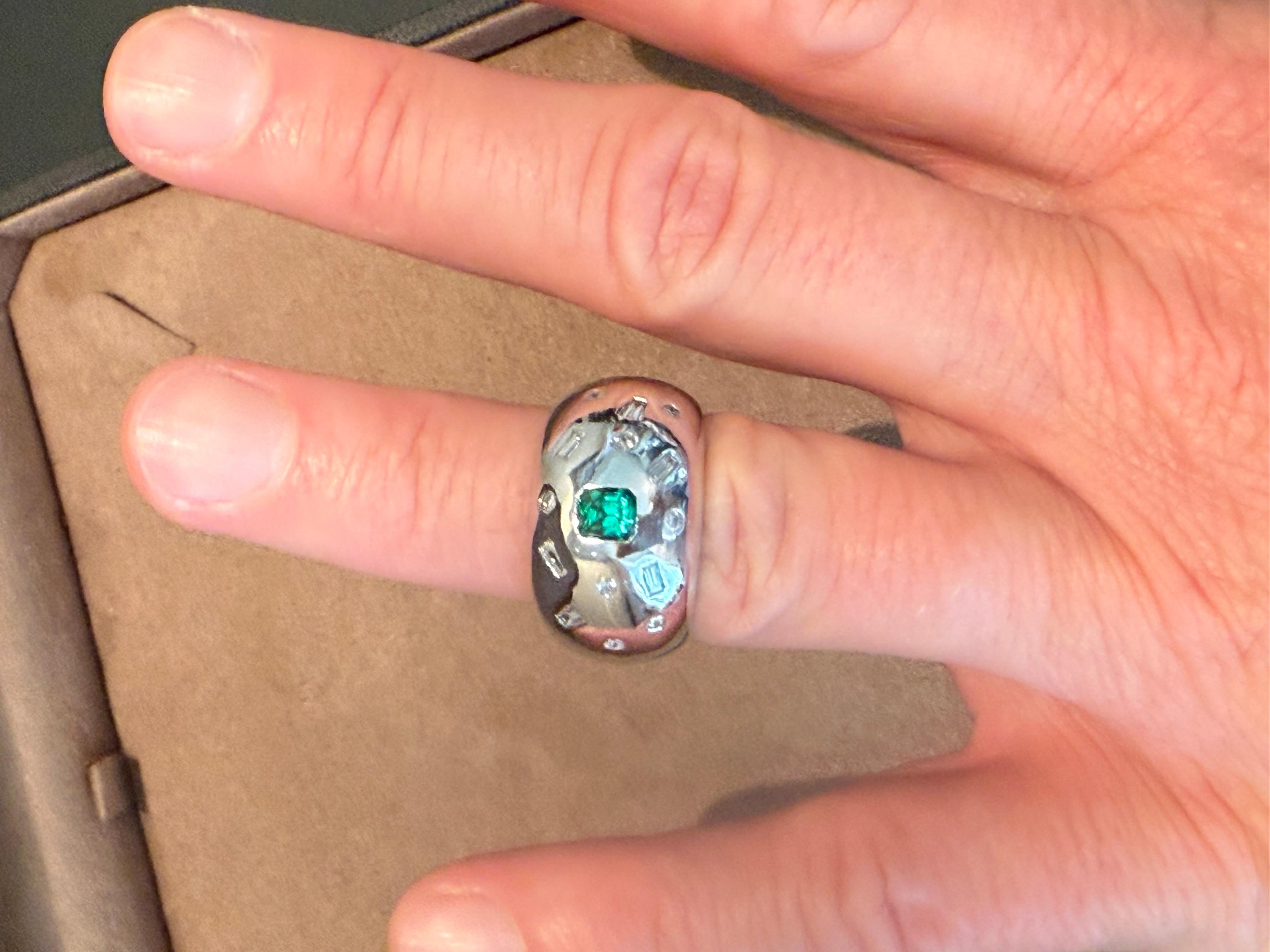 Anello a fascia in oro bianco 18 K. Diamante smeraldo in vendita 2