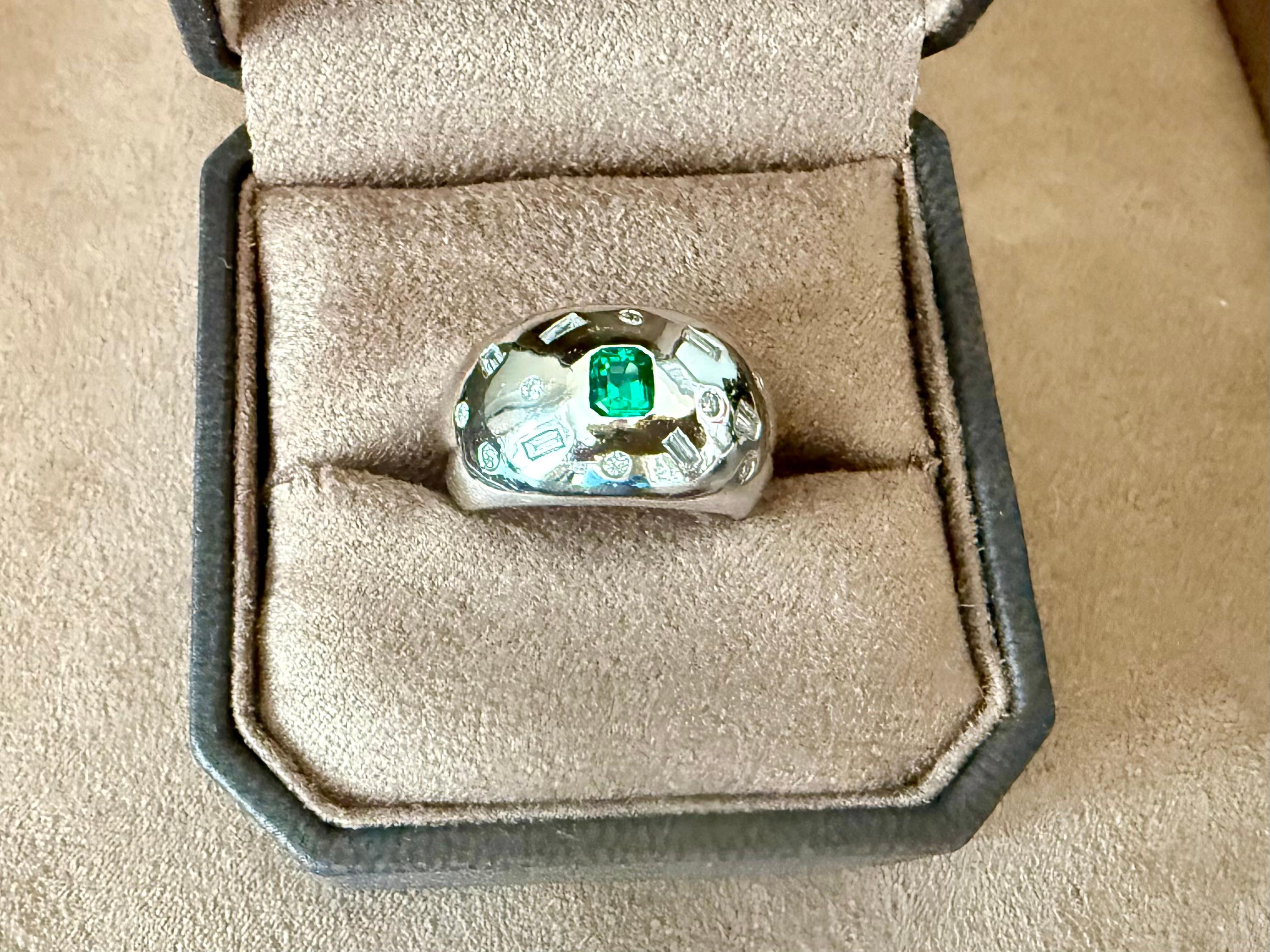 Anello a fascia in oro bianco 18 K. Diamante smeraldo in vendita 3