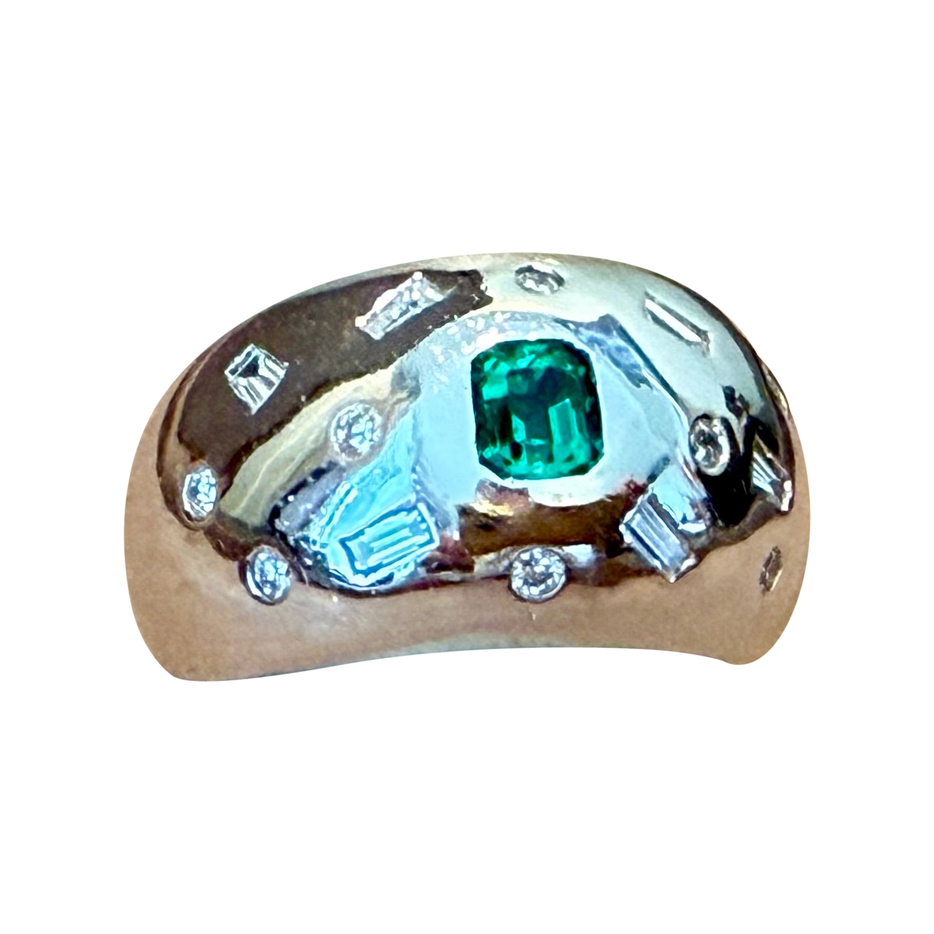 Anello a fascia in oro bianco 18 K. Diamante smeraldo