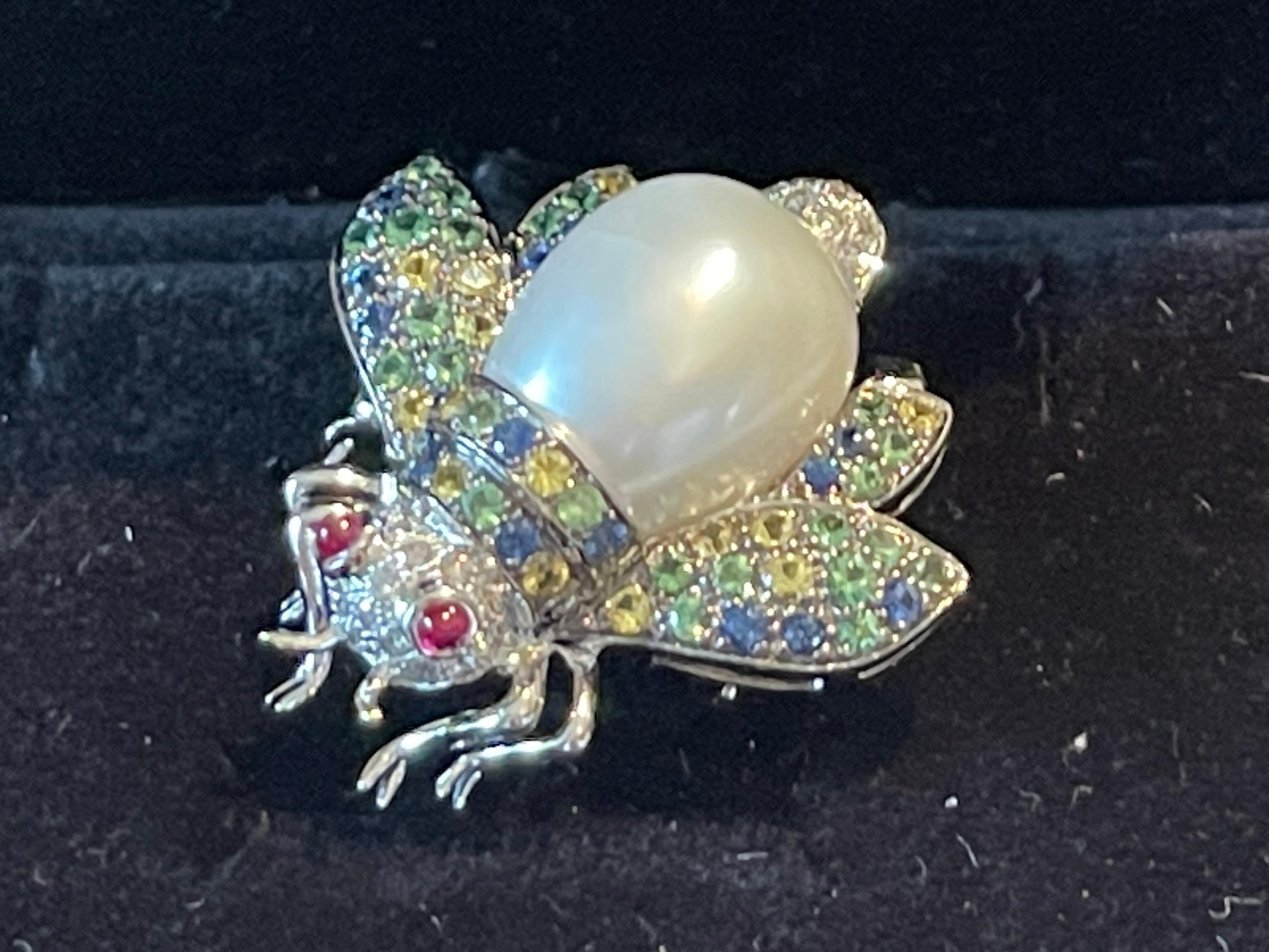18 K white Gold bee brooch South Sea Pearl Diamond Rubyfancy Sapphire Tsavorite In New Condition For Sale In Zurich, Zollstrasse