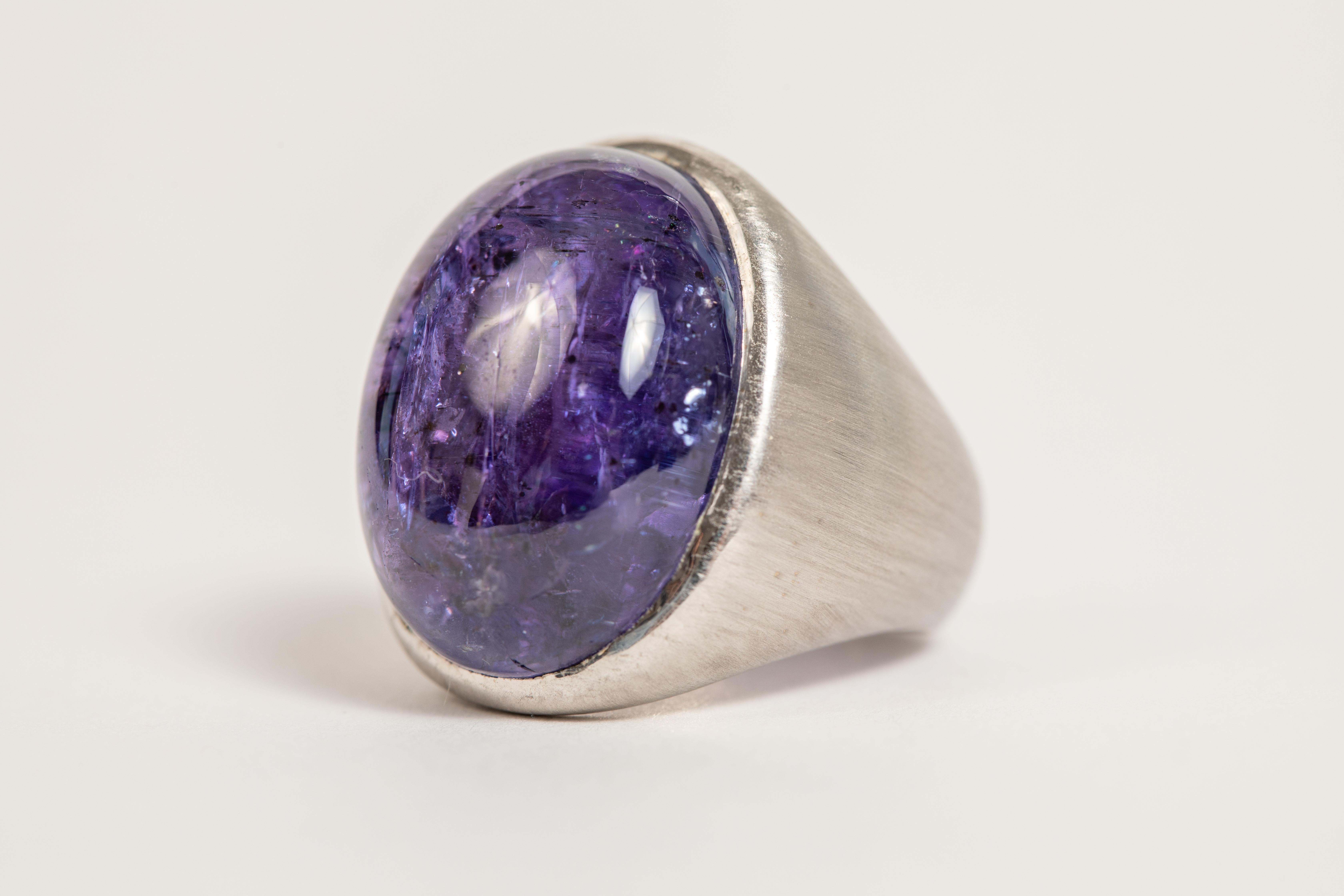 18 K White Gold Brushed Ring with a Gorgeous Tanzanite Cabochon 36.97 Ct In New Condition For Sale In Paris, FR