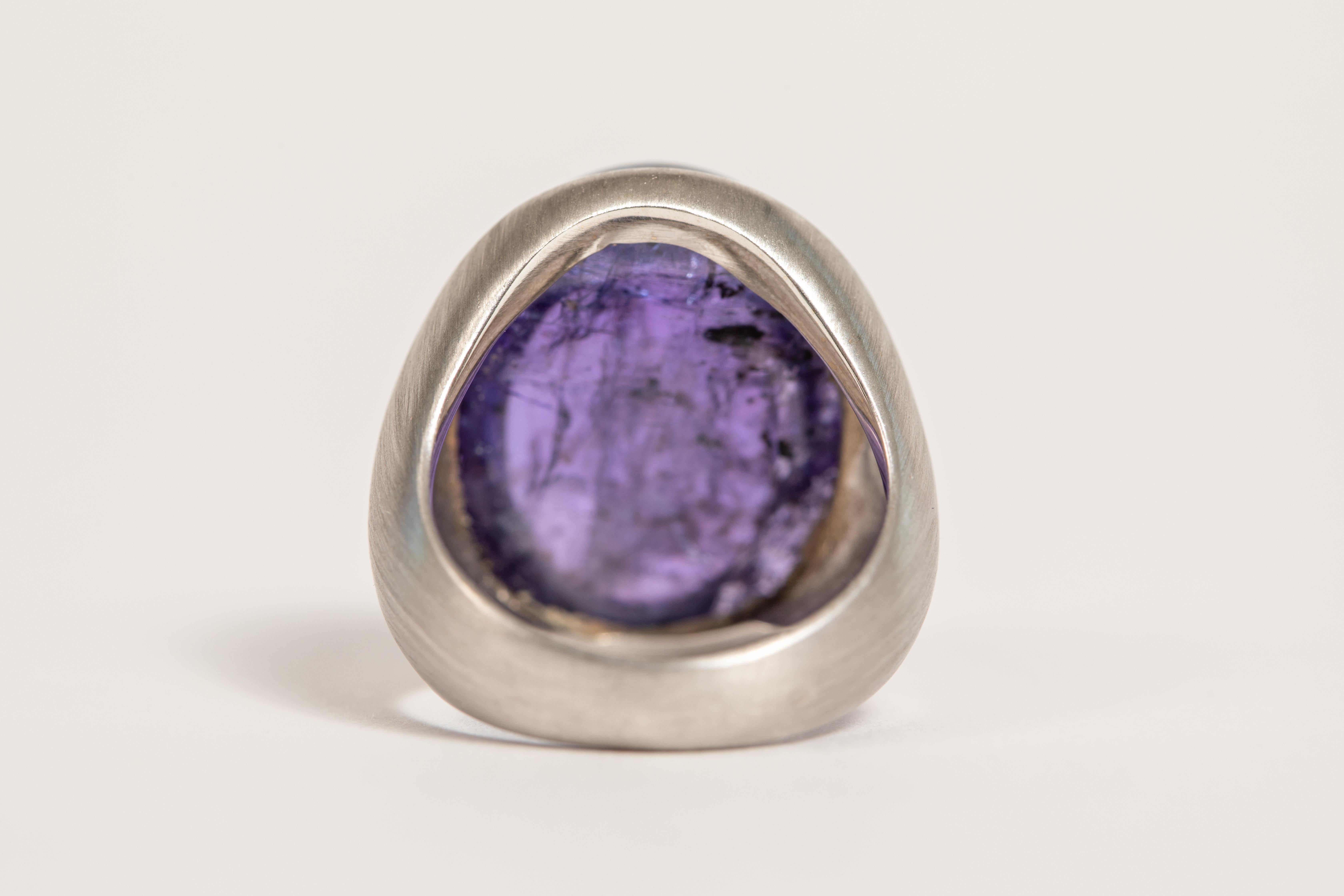 18 K White Gold Brushed Ring with a Gorgeous Tanzanite Cabochon 36.97 Ct For Sale 2