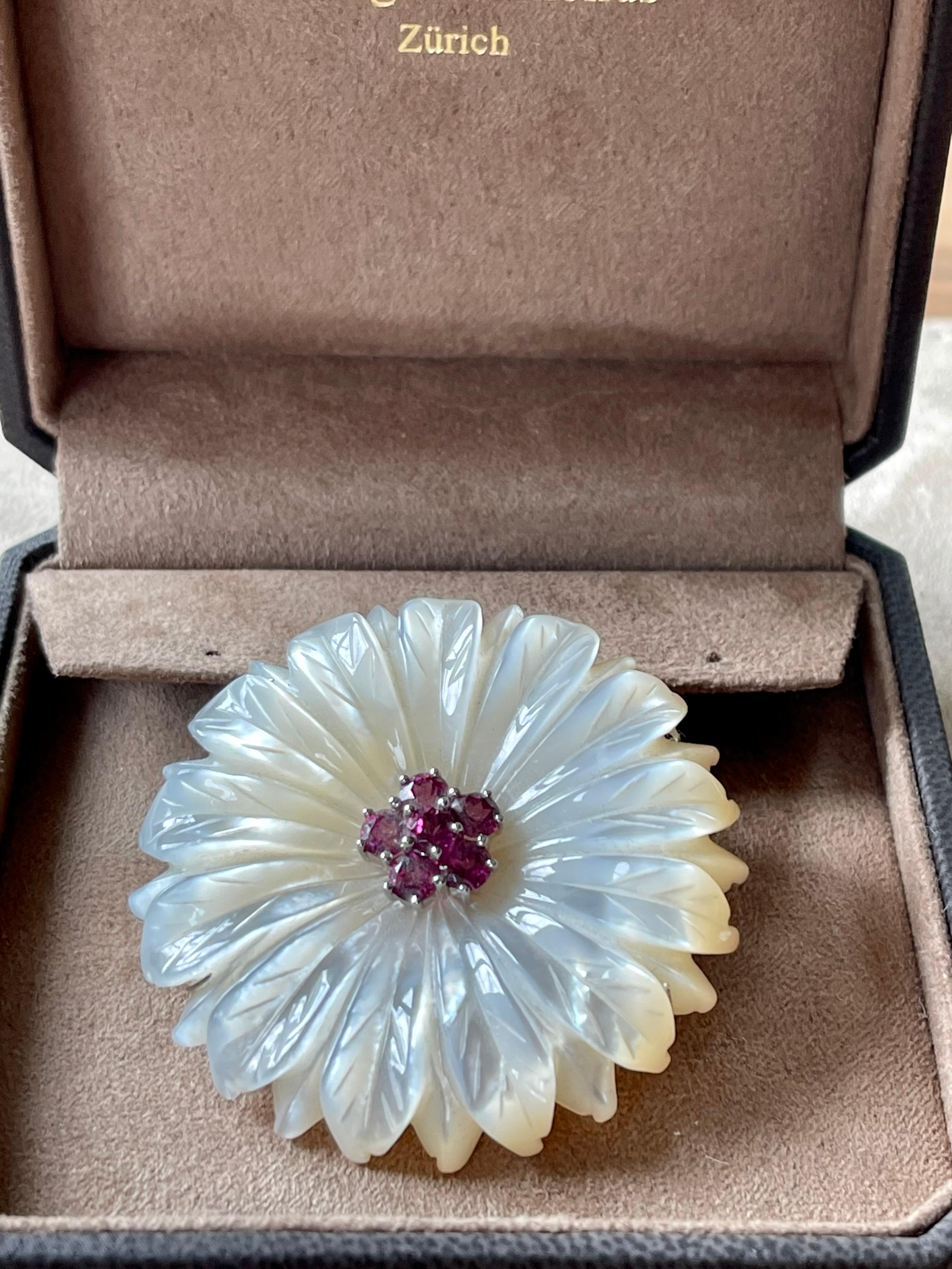 Contemporary 18 K White Gold Carved Mother of Pearl Flower Garnet Brooch/Pendant For Sale