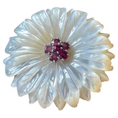 Broche/pendentif en or blanc 18 carats avec fleur en nacre sculptée et grenat