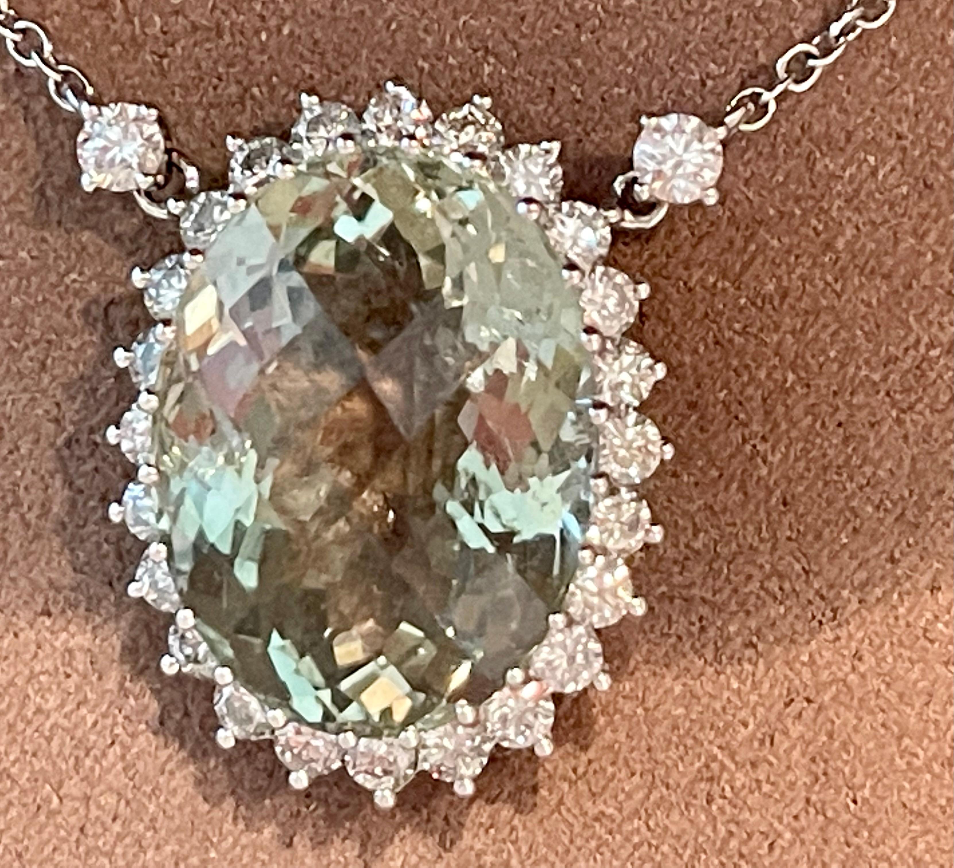 18 K White Gold Chain with Pendant Mint Green Beryl Diamond Surround In Excellent Condition For Sale In Zurich, Zollstrasse