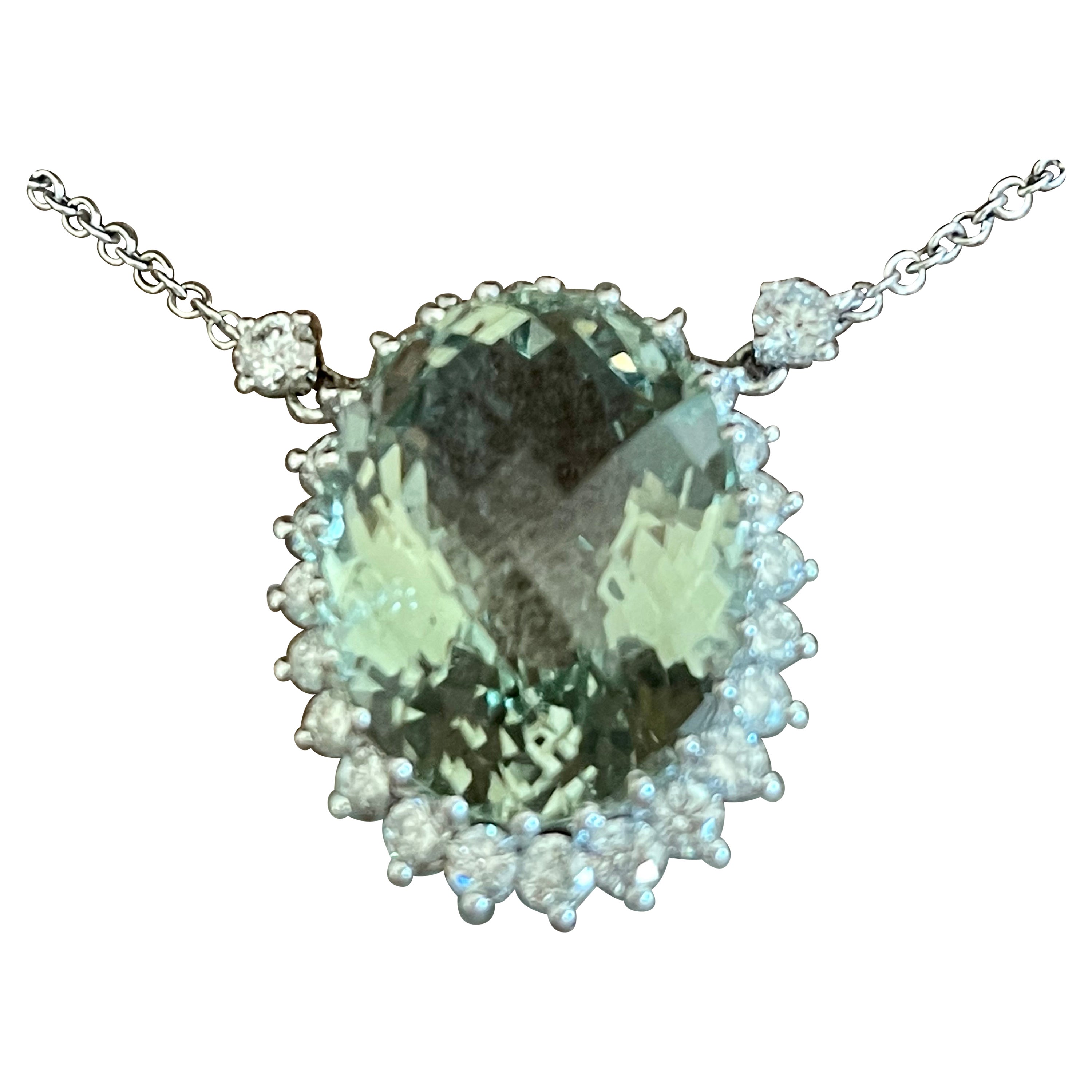 Cadena de Oro Blanco de 18 K con Colgante Rodeado de Diamantes Berilo Verde Menta en venta