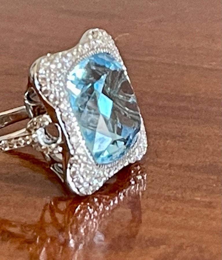 Gold Rign Sitas 18 K white Gold Cocktail Rign Diamond Blue Topaz For Sale at 1stDibs