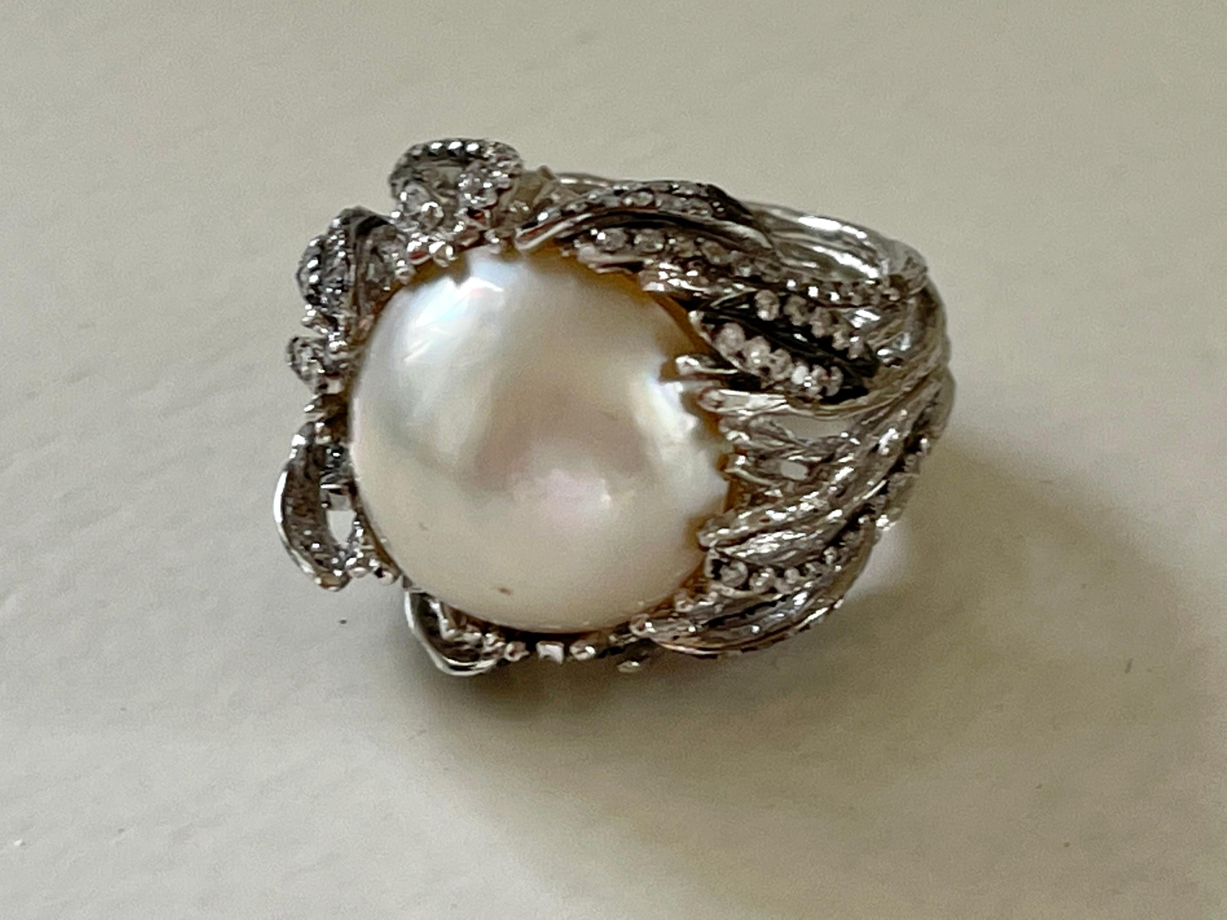 18 K White Gold Cocktail Ring with Diamonds and Mabe Pearl In New Condition For Sale In Zurich, Zollstrasse