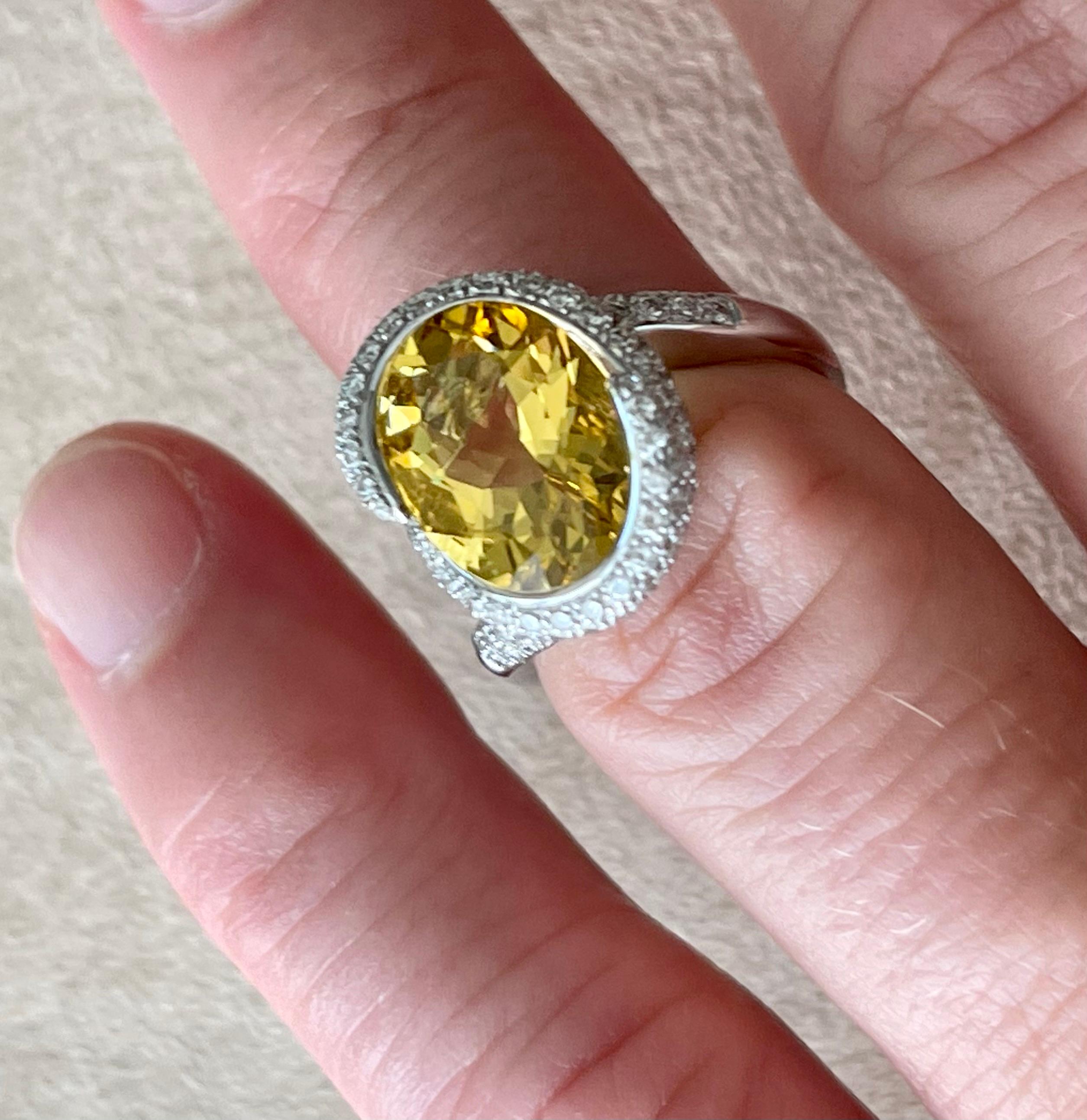 18 Karat Weißgold Coktail-Ring Diamanten Gelb Beryll Gubelin Lucerne im Angebot 1