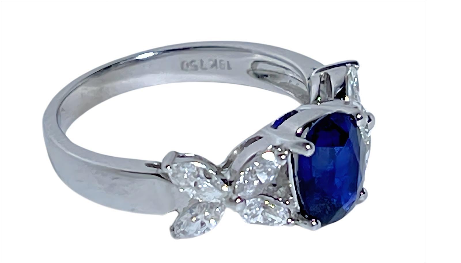 Taglio ovale Anello con diamante e zaffiro blu certificato GIA in oro bianco 18 K. in vendita