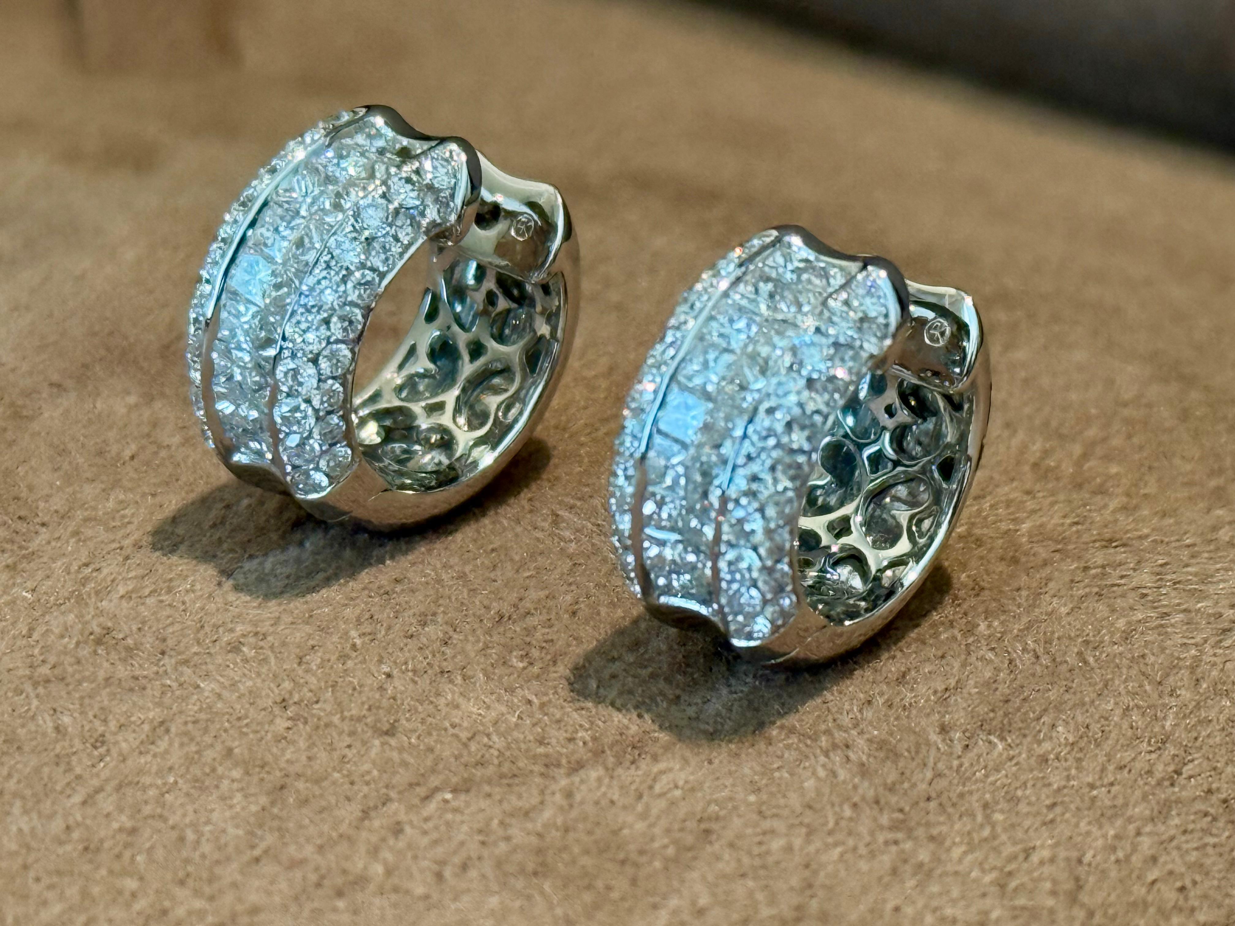 Contemporaneo Orecchini a cerchio con diamanti in oro bianco 18 K. in vendita