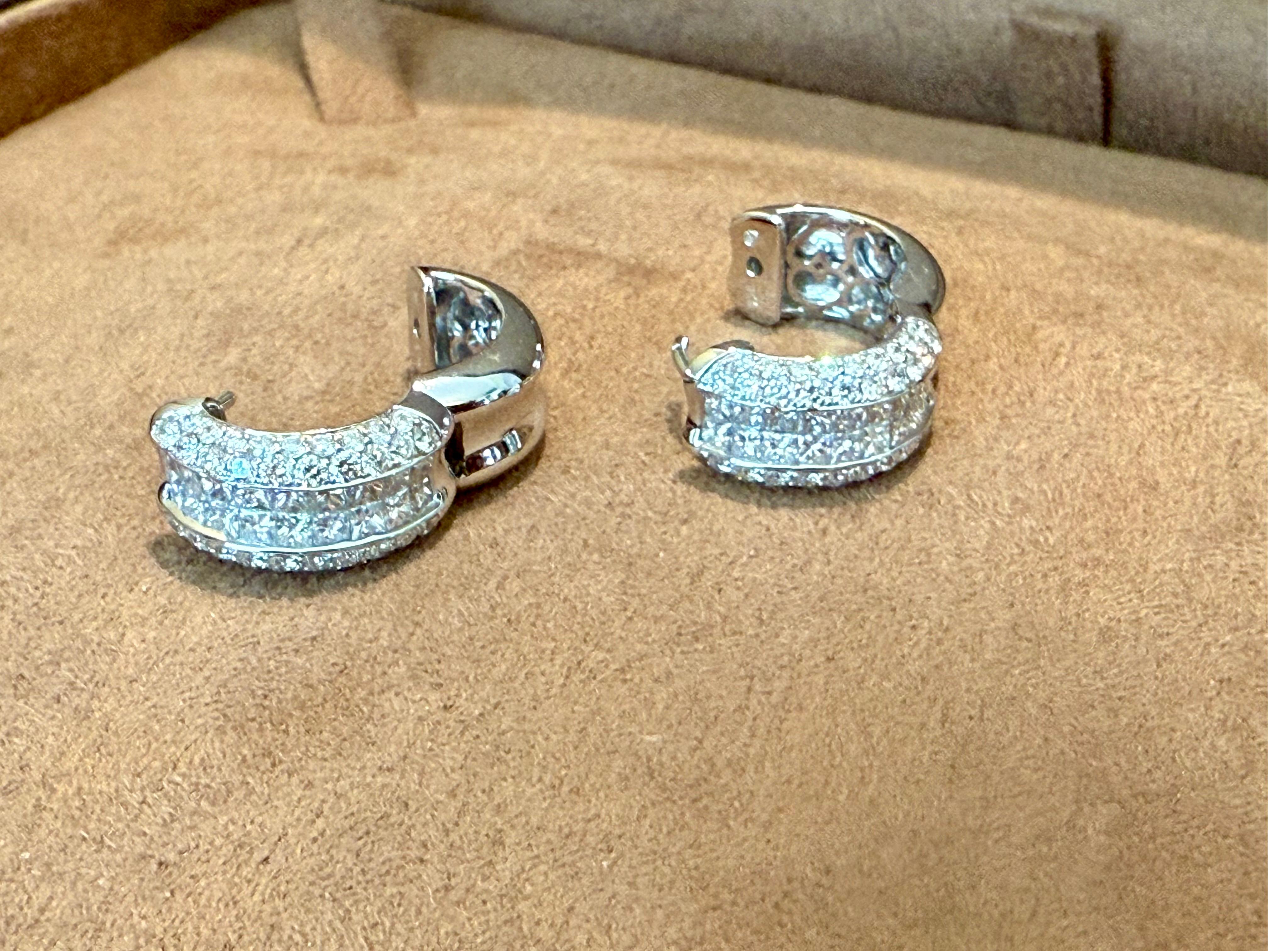 Orecchini a cerchio con diamanti in oro bianco 18 K. in vendita 1