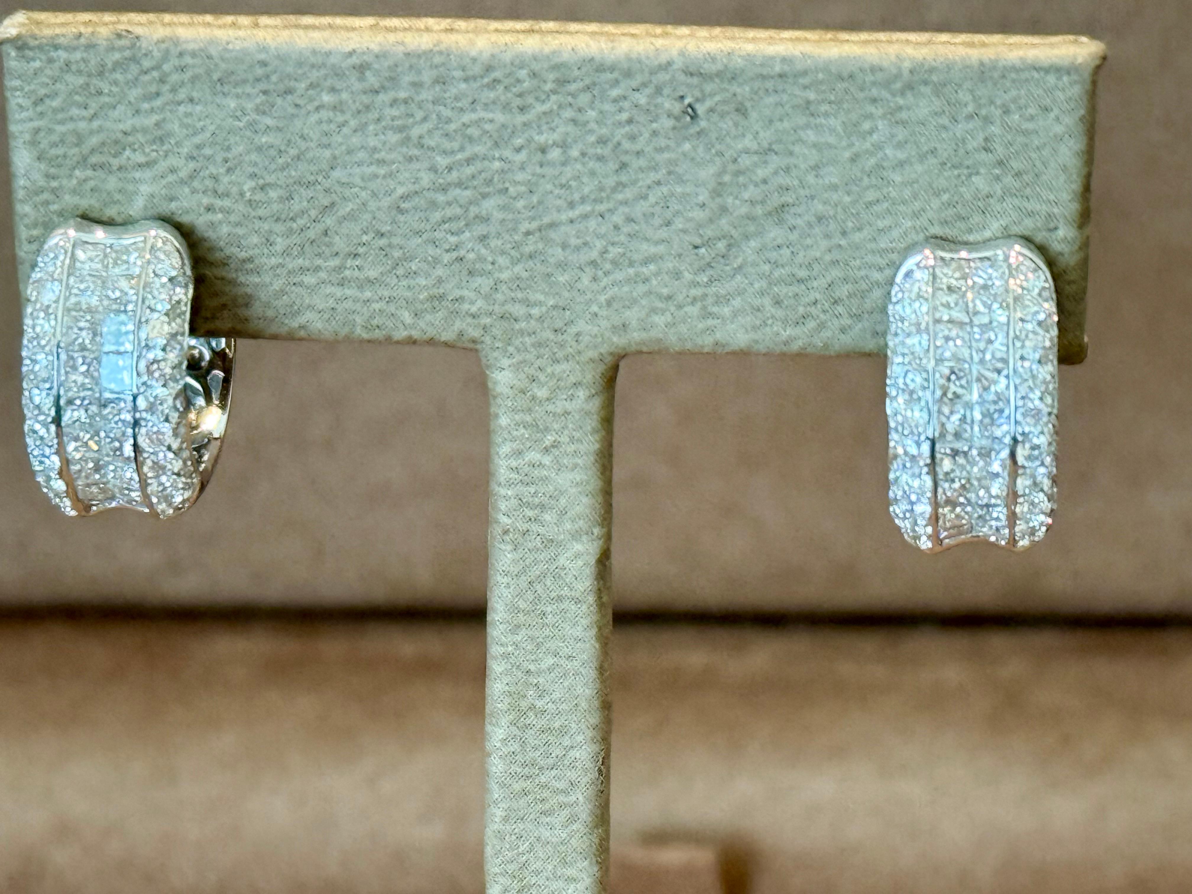 Orecchini a cerchio con diamanti in oro bianco 18 K. in vendita 2