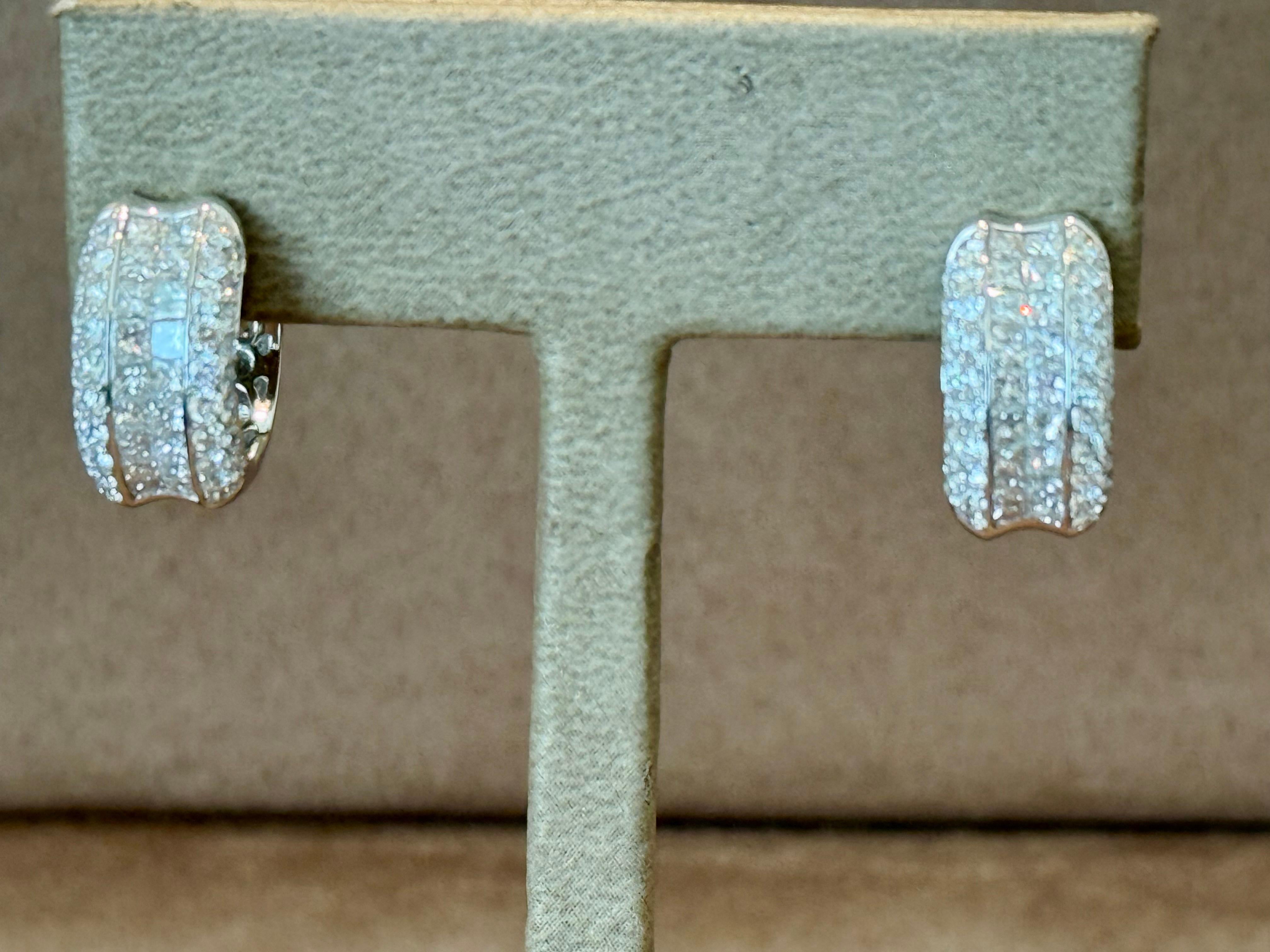 Orecchini a cerchio con diamanti in oro bianco 18 K. in vendita 3