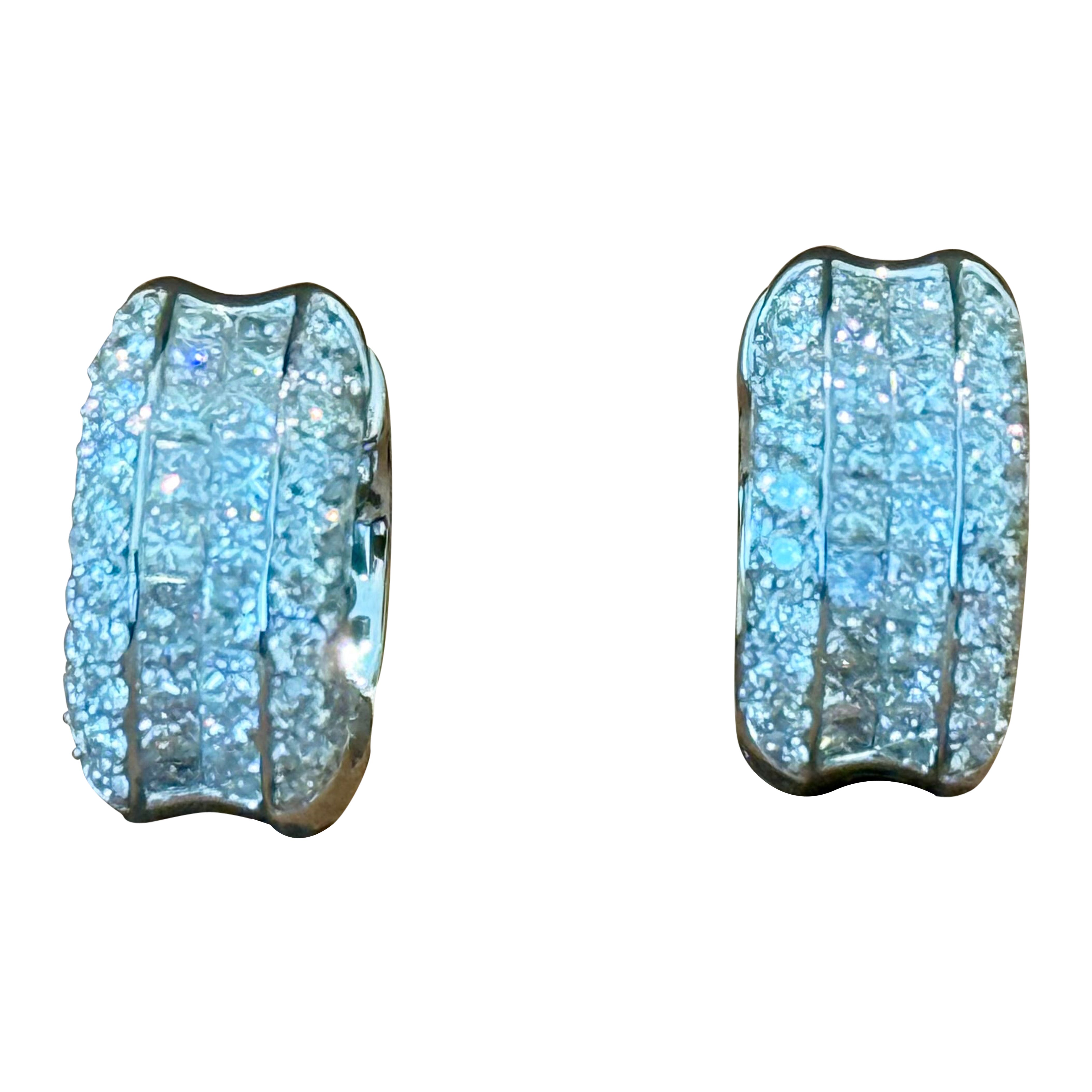 Orecchini a cerchio con diamanti in oro bianco 18 K. in vendita