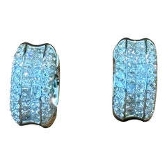 Orecchini a cerchio con diamanti in oro bianco 18 K.